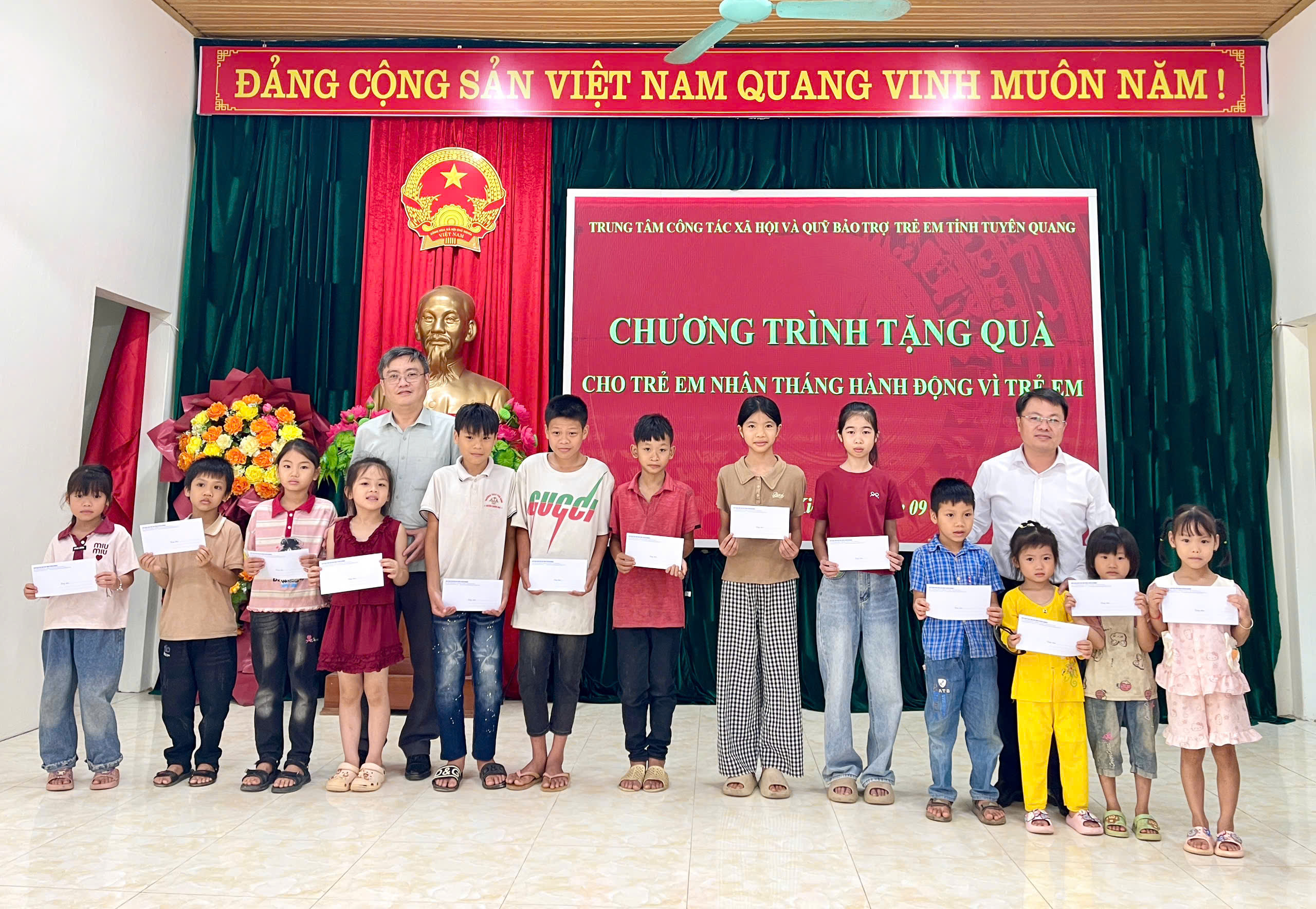 Kiên Đài: Tặng quà trẻ em có hoàn cảnh khó khăn nhân Tháng hành động vì trẻ em năm 2026