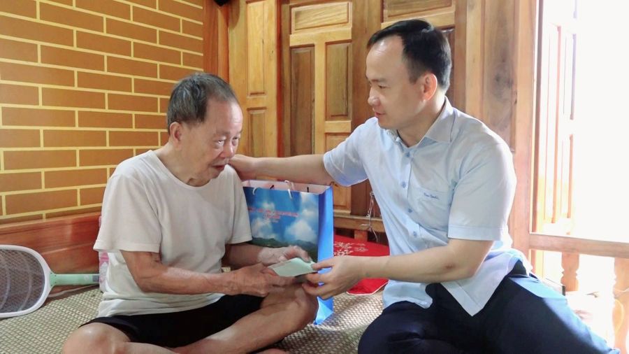 Bí thư Đảng ủy, Chủ tịch HĐND xã Phan Ngọc Hiệp tặng quà đối tượng khuyết tật