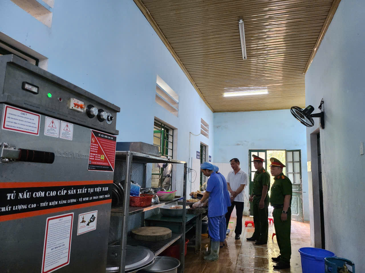 ĐOÀN CÔNG TÁC LIÊN NGÀNH UBND XÃ KIỂM TRA AN TOÀN THỰC PHẨM TẠI CÁC TRƯỜNG HỌC TRÊN ĐỊA BÀN