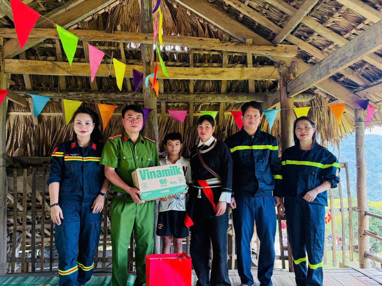 PHÒNG CẢNH SÁT PCCC VÀ CNCH LAN TỎA YÊU THƯƠNG, CHIA SẺ VỚI CỘNG ĐỒNG