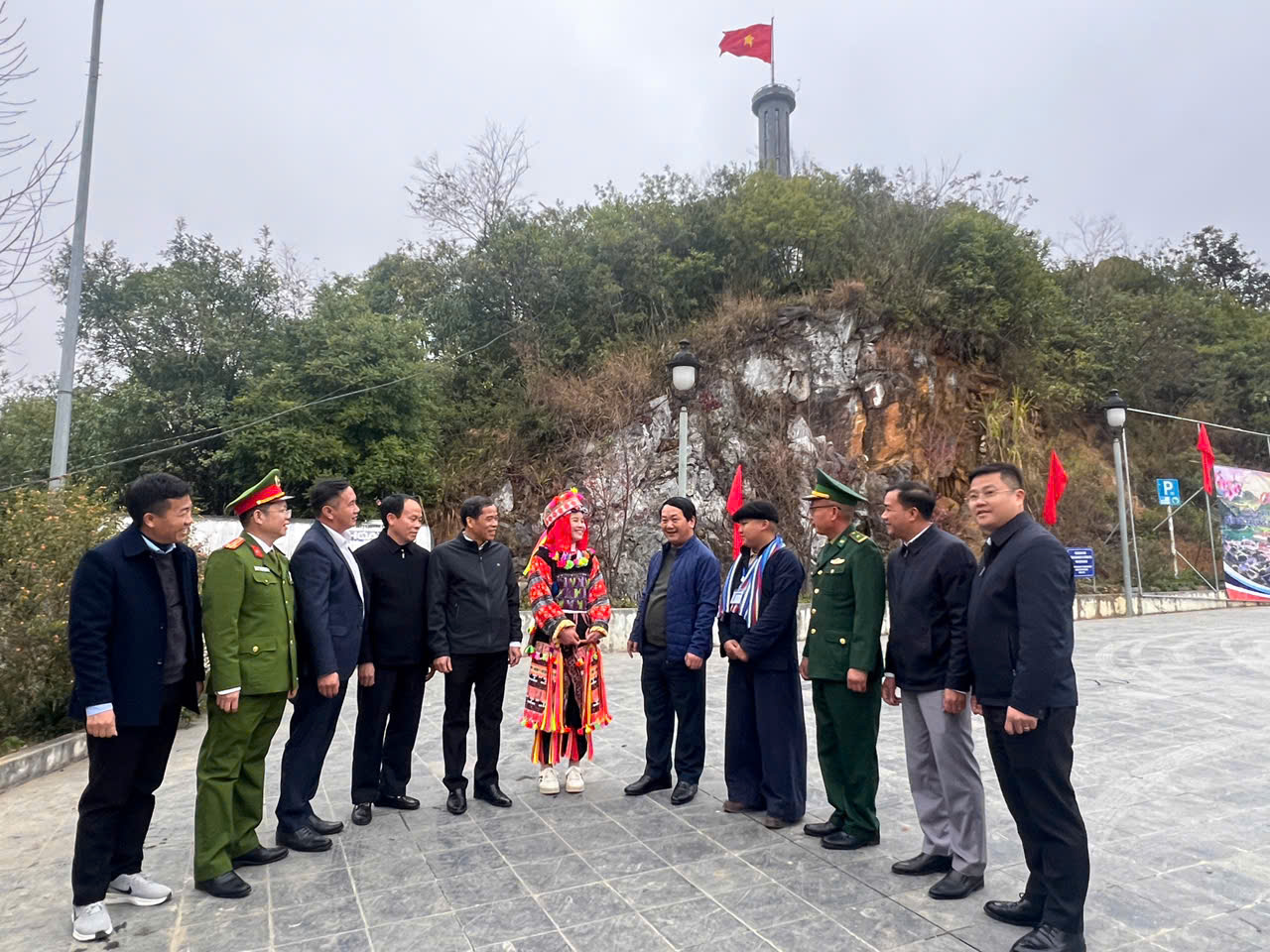 ĐỒNG CHÍ BÍ THƯ TỈNH UỶ TUYÊN QUANG HẦU A LỀNH THĂM, ĐỘNG VIÊN CÁN BỘ VÀ NHÂN DÂN XÃ LŨNG CÚ