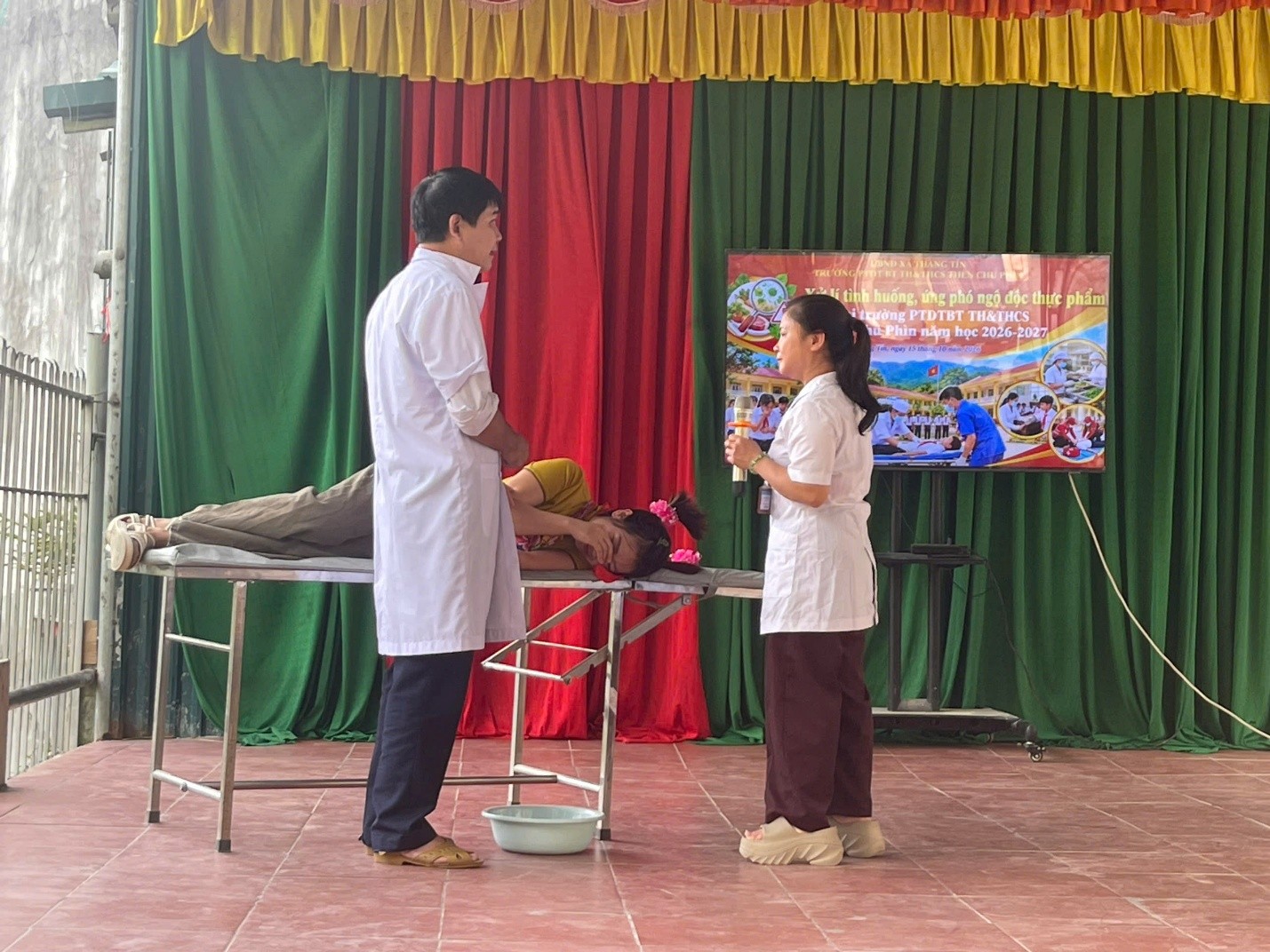 Trường PTDTBT TH&THCS Thèn Chu Phìn tổ chức diễn tập Xử lý tình huống khẩn cấp khi có ngộ độc thực phẩm xảy ra trong nhà trường