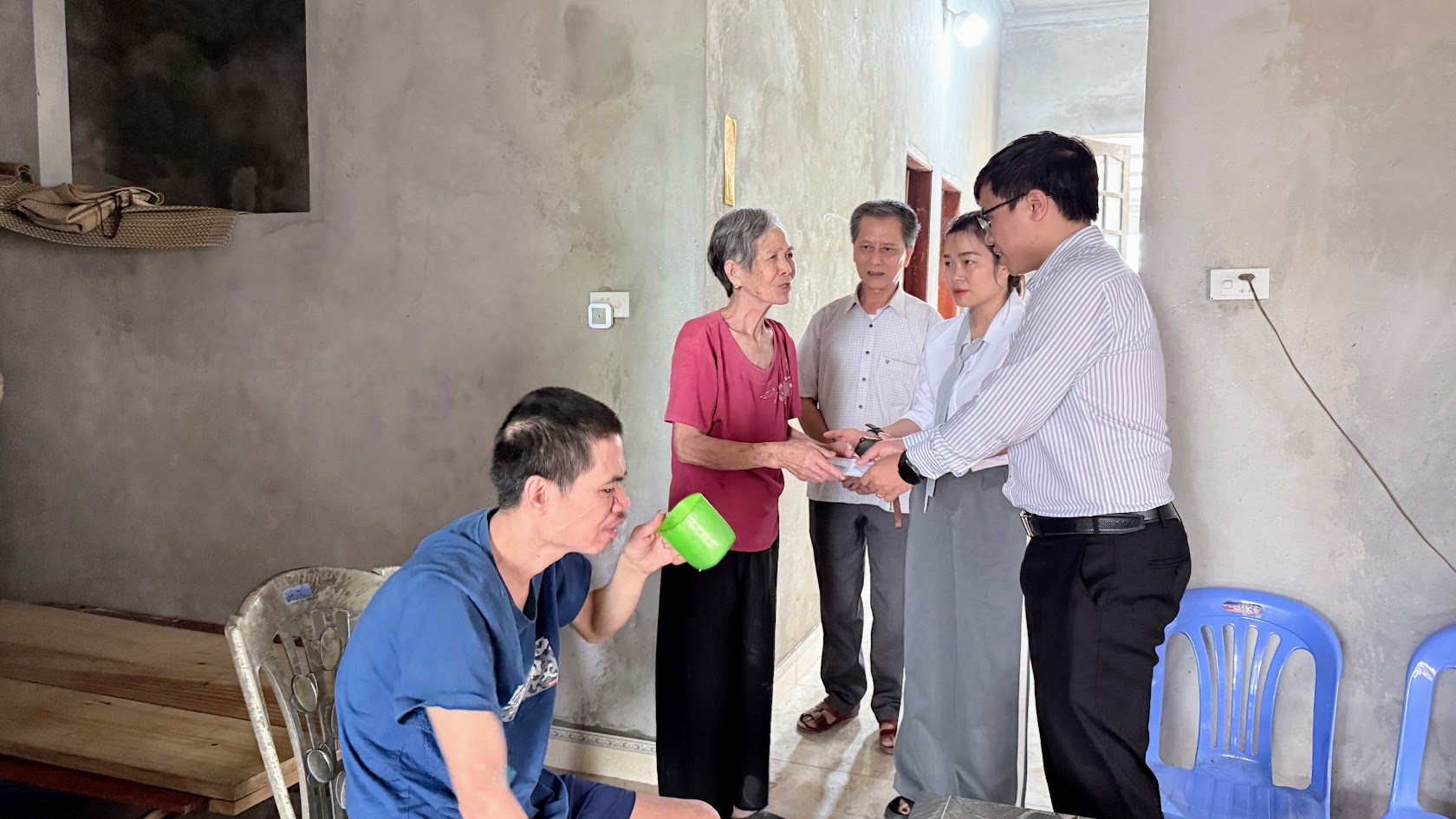 Chủ tịch UBND xã Tân Quang thăm, tặng quà Người khuyết tật trên địa bàn thôn Vinh Ngọc và Vinh Quang 