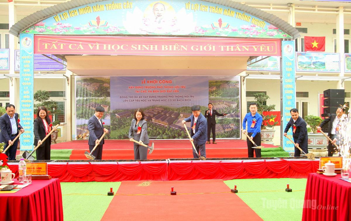 Các đồng chí lãnh đạo tỉnh dự Lễ động thổ trường Phổ thông nội trú liên cấp Tiểu học và THCS tại các xã biên giới