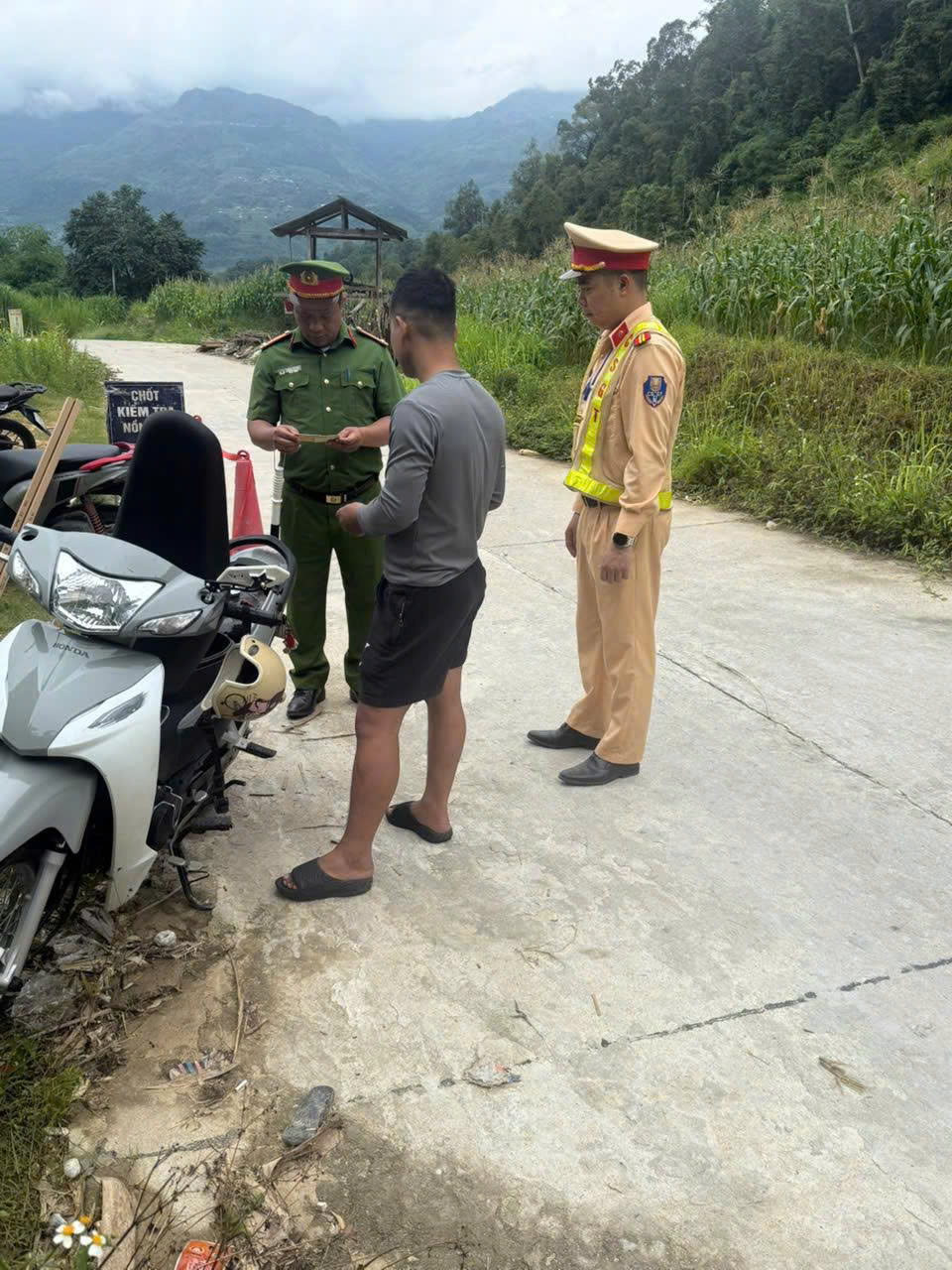 CÔNG AN XÃ TRUNG THỊNH TỔ CHỨC TUẦN TRA, KIỂM SOÁT, XỬ LÝ VI PHẠM TRẬT TỰ AN TOÀN GIAO THÔNG ĐƯỜNG BỘ