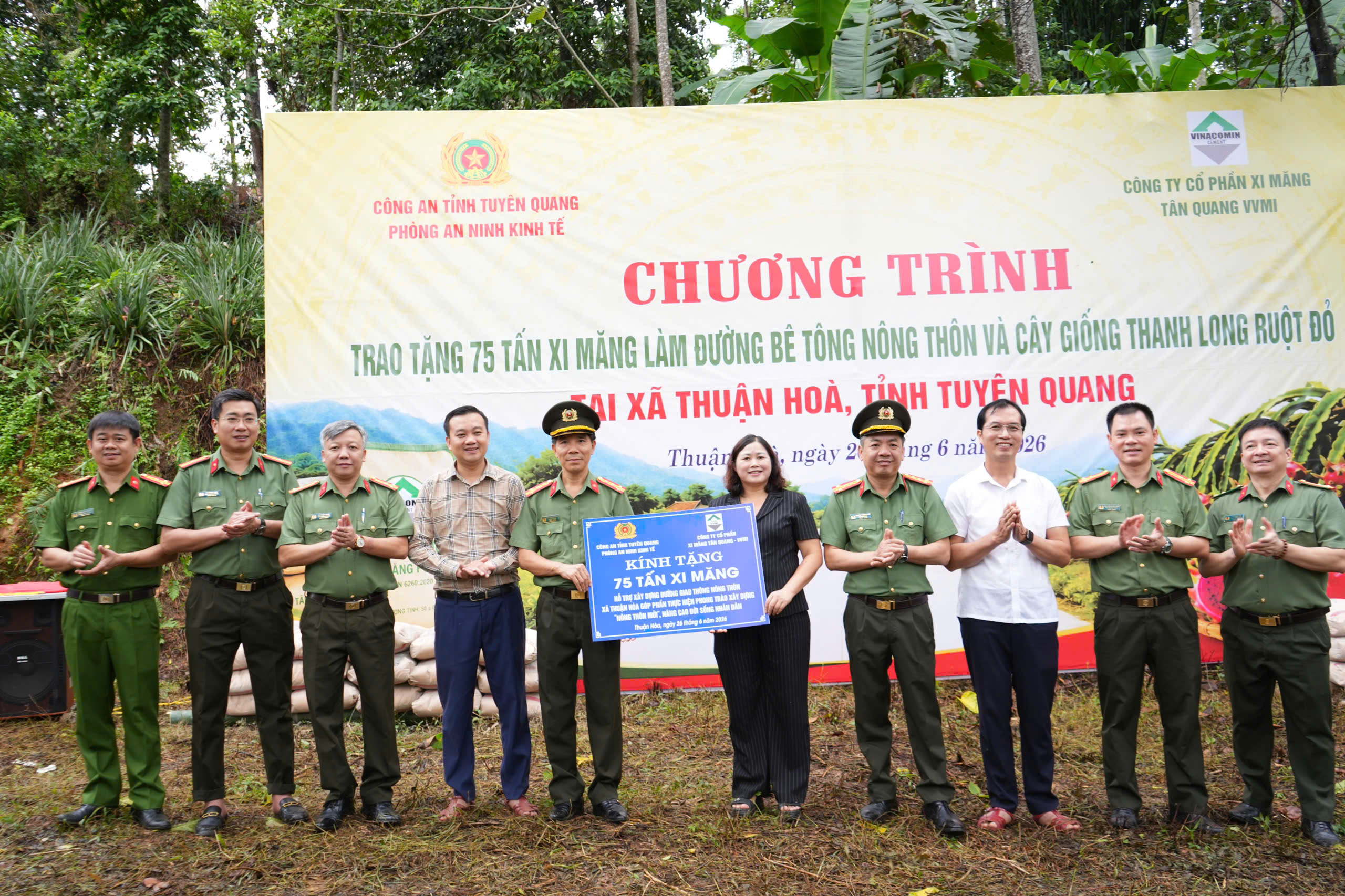 75 TẤN XI MĂNG VÀ NHỮNG DẤU CHÂN "GẦN DÂN" CỦA LỰC LƯỢNG CÔNG AN TẠI XÃ THUẬN HÒA