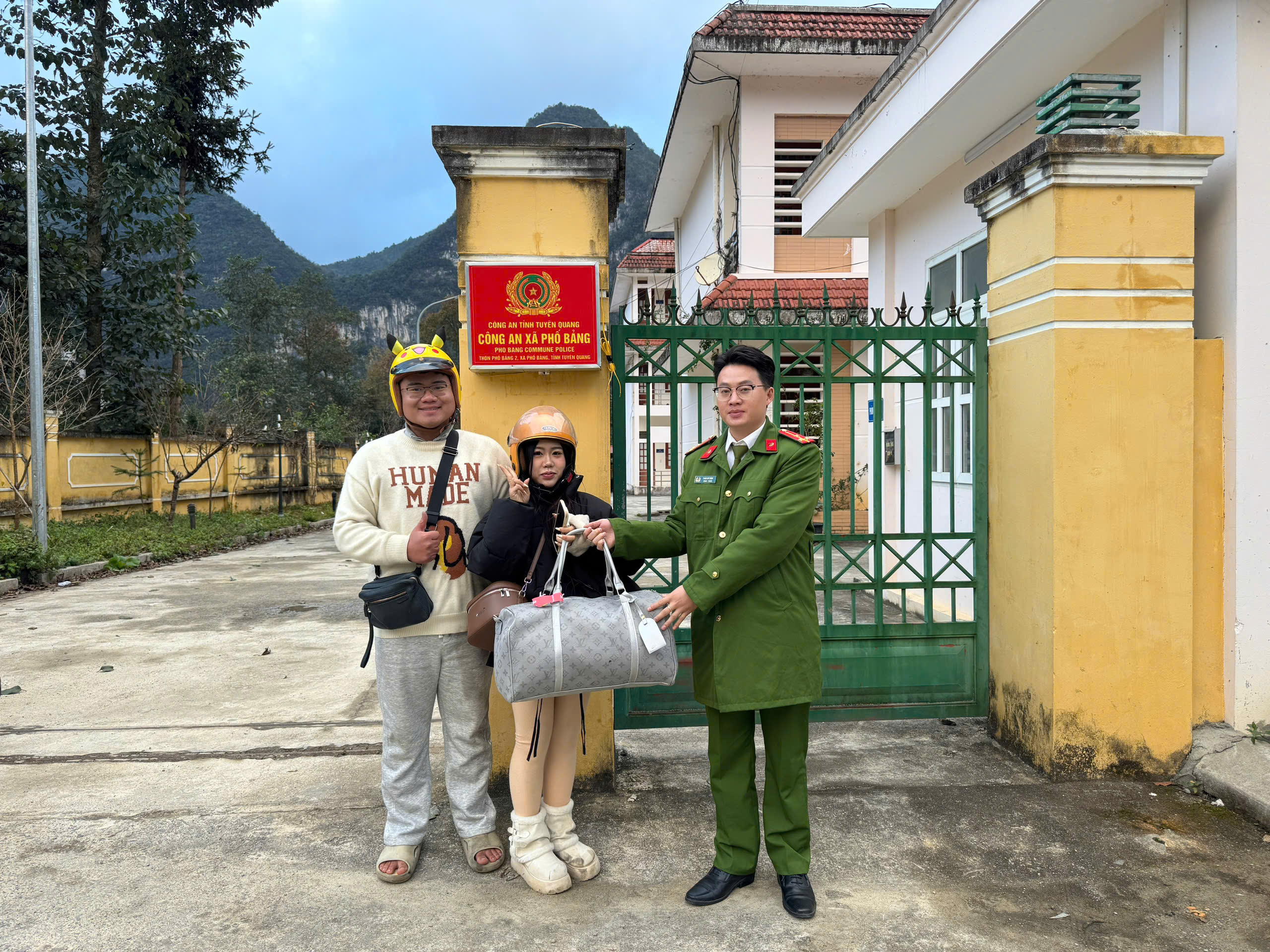 CÔNG AN XÃ PHỐ BẢNG TRẢ TÀI SẢN CHO KHÁCH DU LỊCH