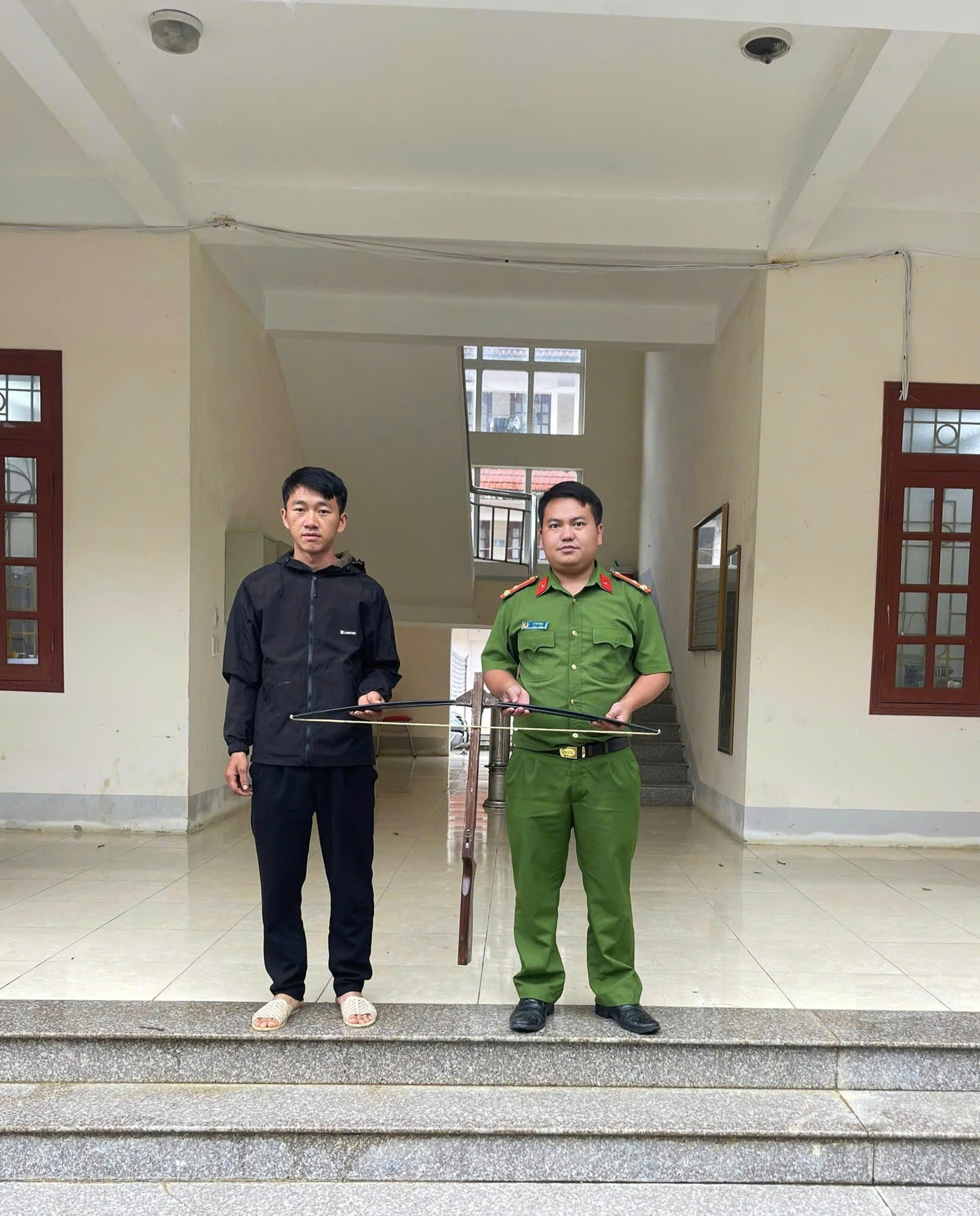 CÔNG AN XÃ PHỐ BẢNG TUYÊN TRUYỀN, VẬN ĐỘNG NHÂN DÂN TỰ GIÁC GIAO NỘP VŨ KHÍ, VẬT LIỆU NỔ, CÔNG CỤ HỖ TRỢ