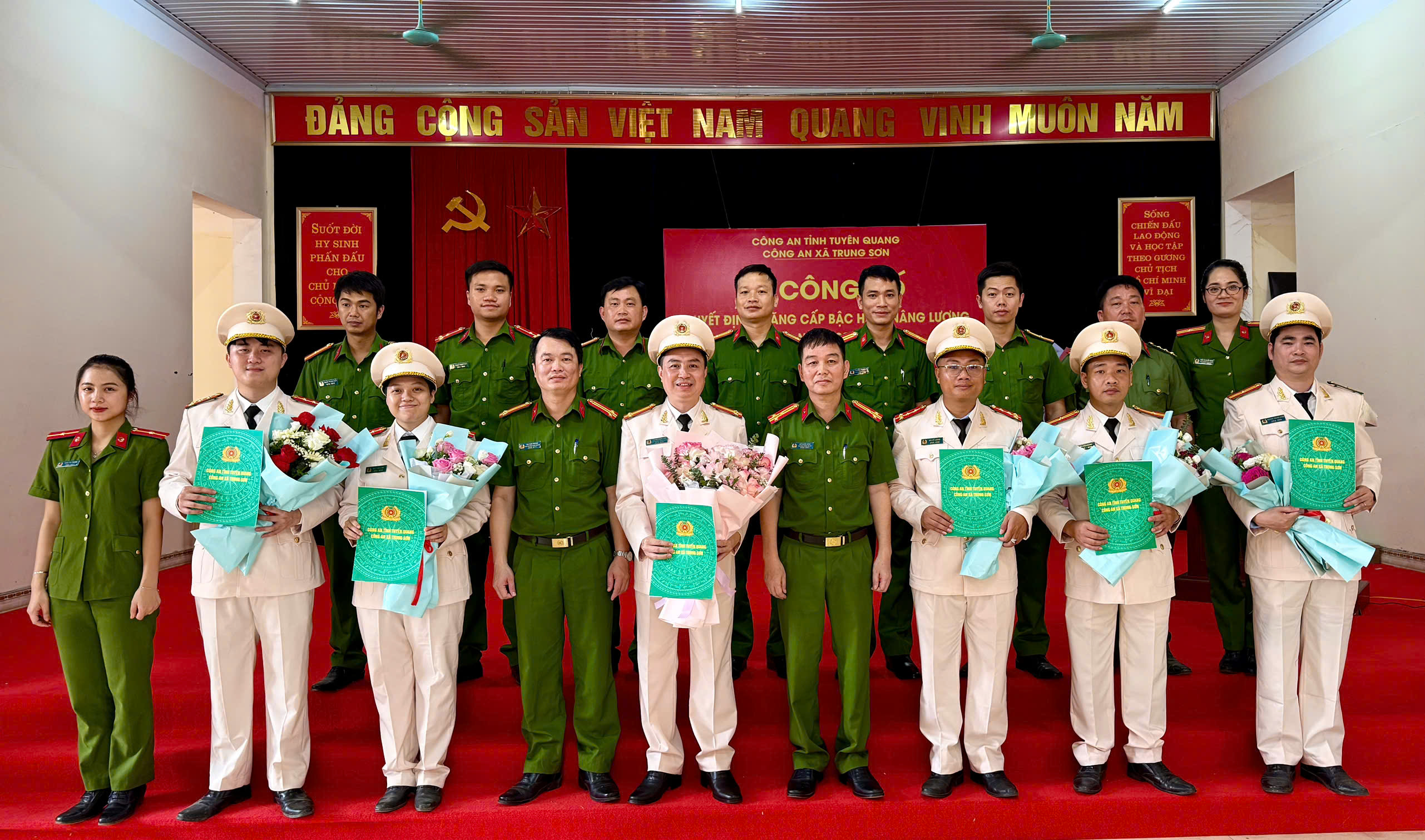 CÔNG AN XÃ TRUNG SƠN TỔ CHỨC LỄ CÔNG BỐ QUYẾT ĐỊNH THĂNG CẤP BẬC HÀM, NÂNG BẬC LƯƠNG NĂM 2026