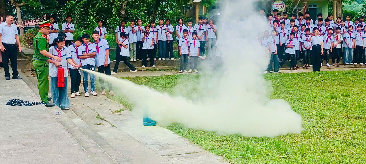 CÔNG AN XÃ THÁI SƠN: TUYÊN TRUYỀN, THỰC HÀNH KỸ NĂNG PHÒNG CHÁY, CHỮA CHÁY VÀ CỨU NẠN, CỨU HỘ TẠI TRƯỜNG HỌC