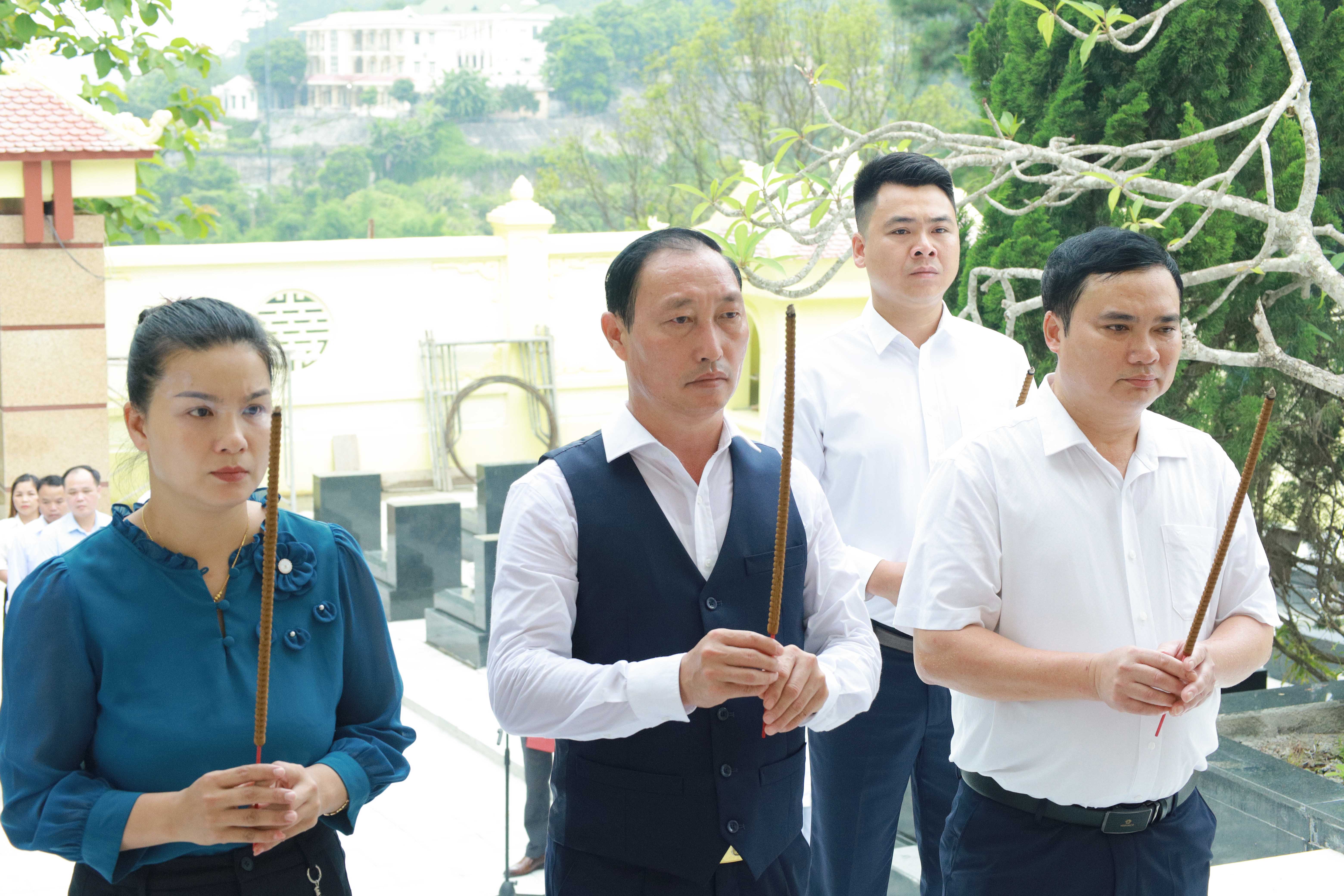 Viếng nghĩa trang liệt sĩ trước kỳ họp thứ hai, HĐND xã khóa II, nhiệm kỳ 2026 - 2031