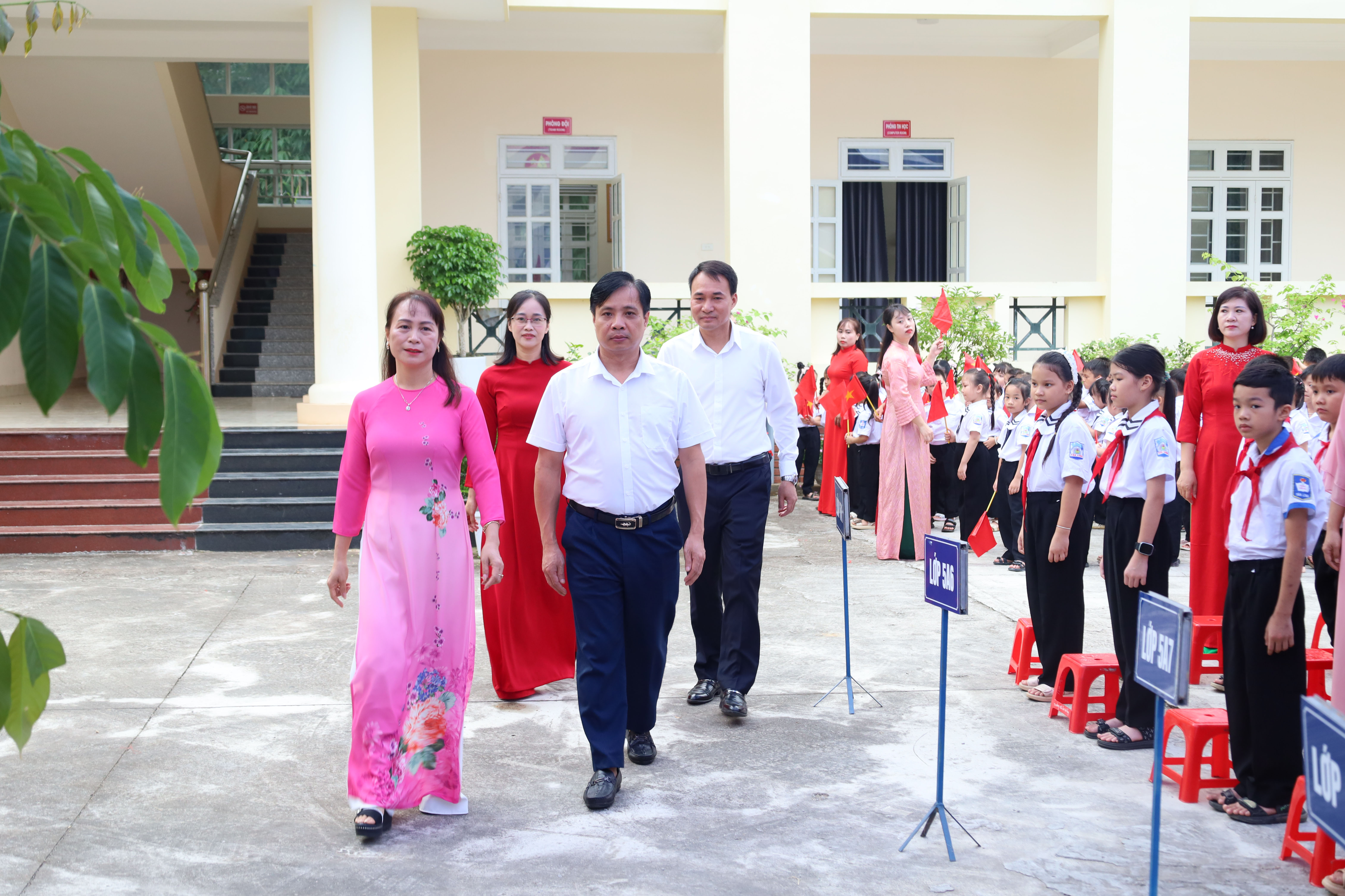 Đồng chí Bí thư Đảng ủy, Chủ tịch HĐND xã dự lễ khai giảng tại trường Trường Tiểu học Tân Long