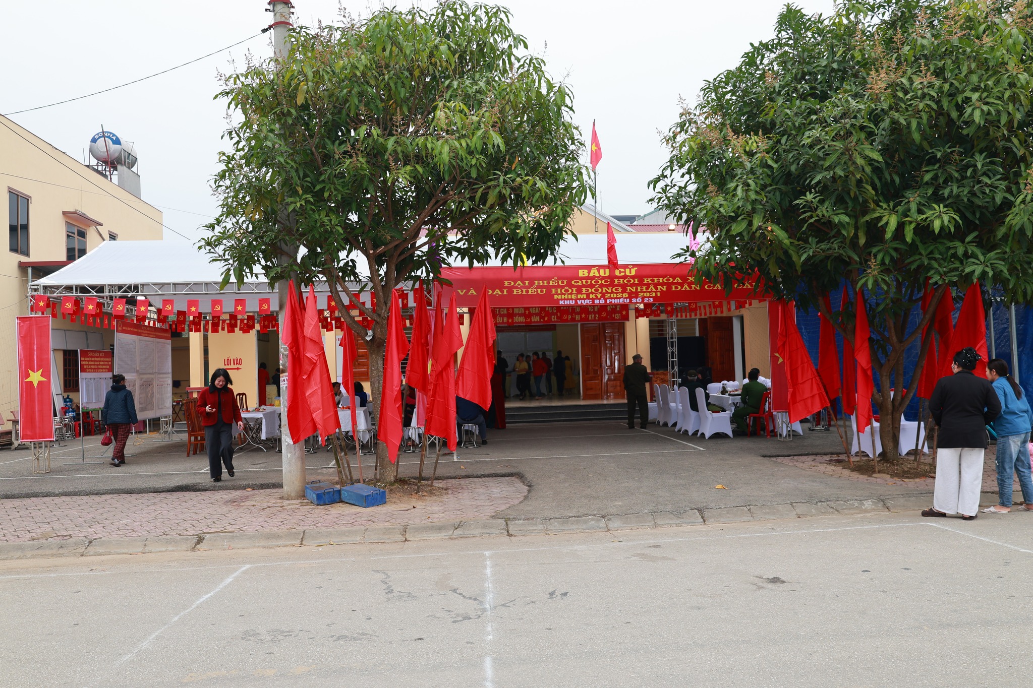 Đồng chí Bí thư Đảng ủy phường Minh Xuân Đỗ Hùng Đức – Bỏ phiếu bầu cử Đại biểu Quốc hội và Hội đồng nhân dân các cấp tại khu vực bỏ phiếu 23, khu vực Tân Hà, thuộc đơn vị bầu cử số 3.