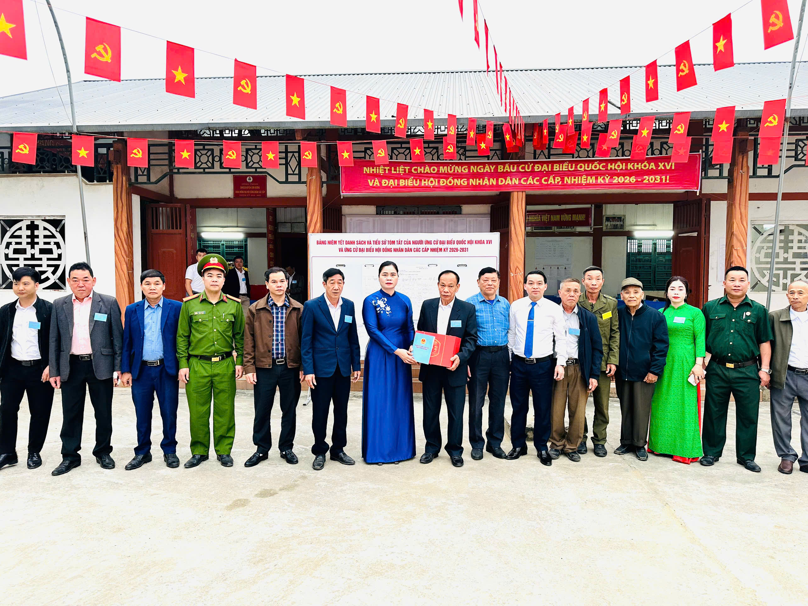 Đồng chí Ma Thị Thuý, Phó trưởng đoàn Đại biểu Quốc hội hoạt động chuyên trách tỉnh Tuyên Quang dự Lễ khai mạc và bỏ phiếu tại khu vực bầu cử số 7, xã Bình Ca