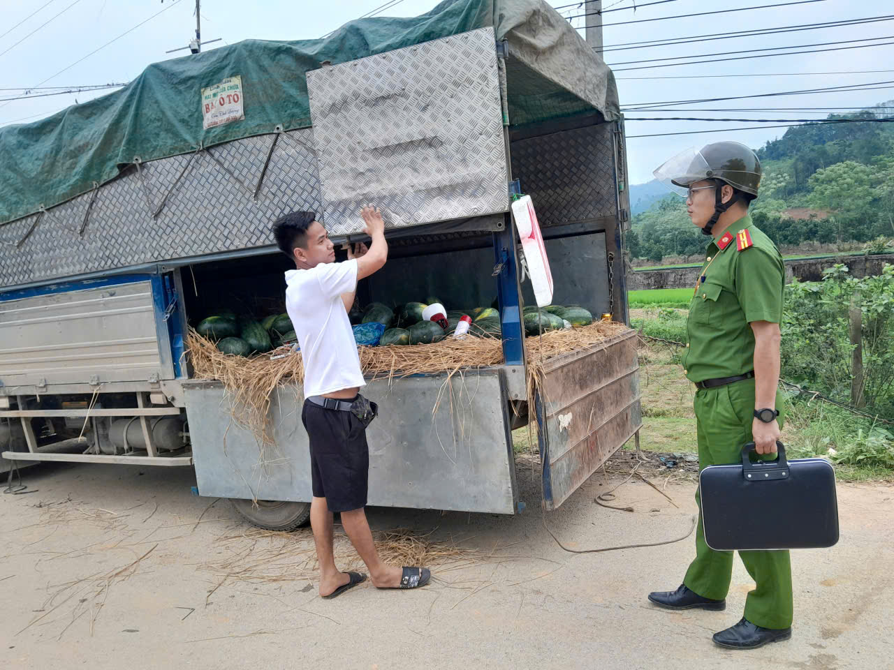 CÔNG AN XÃ HÙNG AN KIÊN QUYẾT XỬ PHẠT VI PHẠM LẤN CHIẾM VỈA HÈ, LÒNG ĐƯỜNG ĐỂ HỌP CHỢ, KINH DOANH HÀNG HÓA