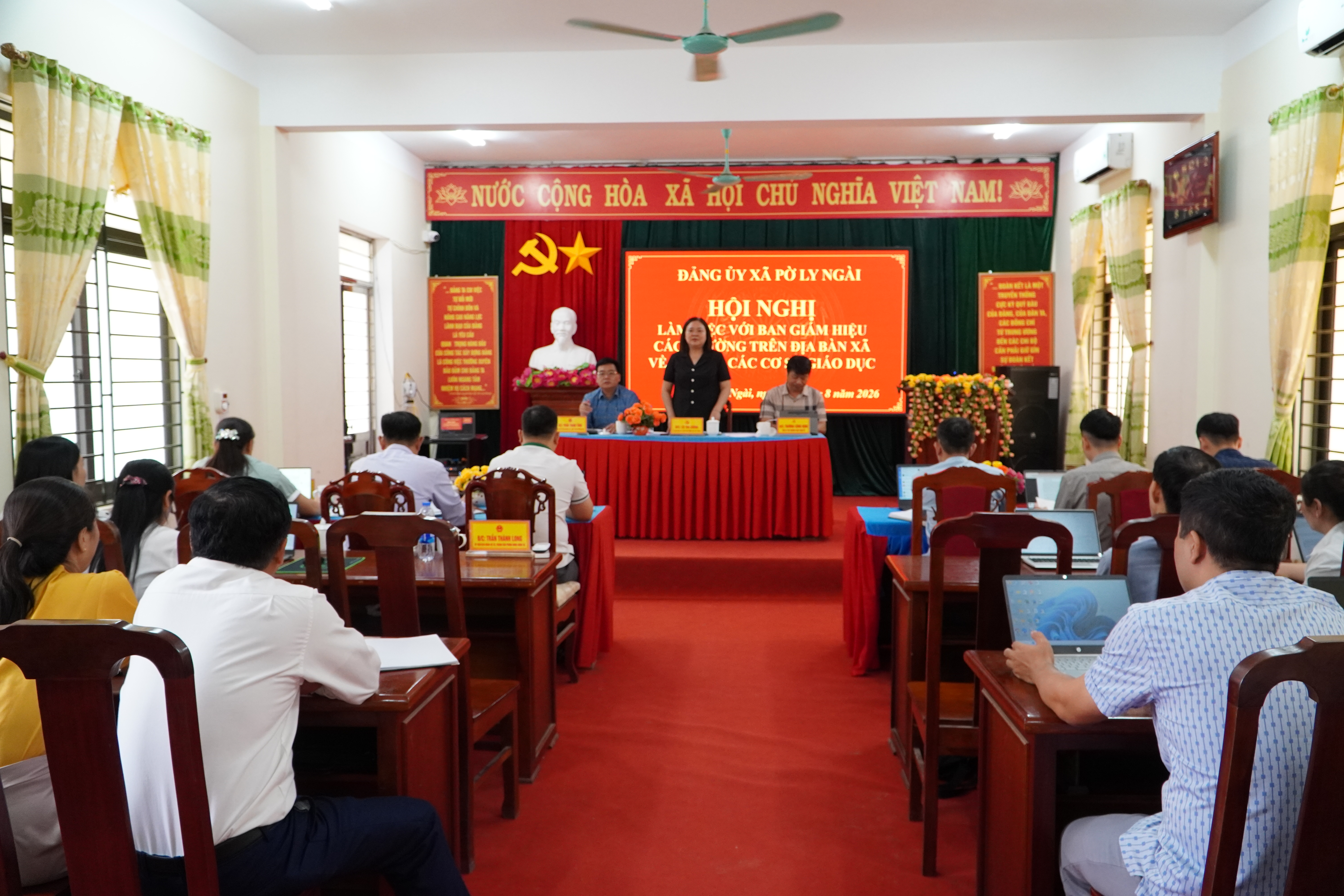 Thường trực Đảng ủy xã  làm việc với Ban giám hiệu các trường trên địa bàn