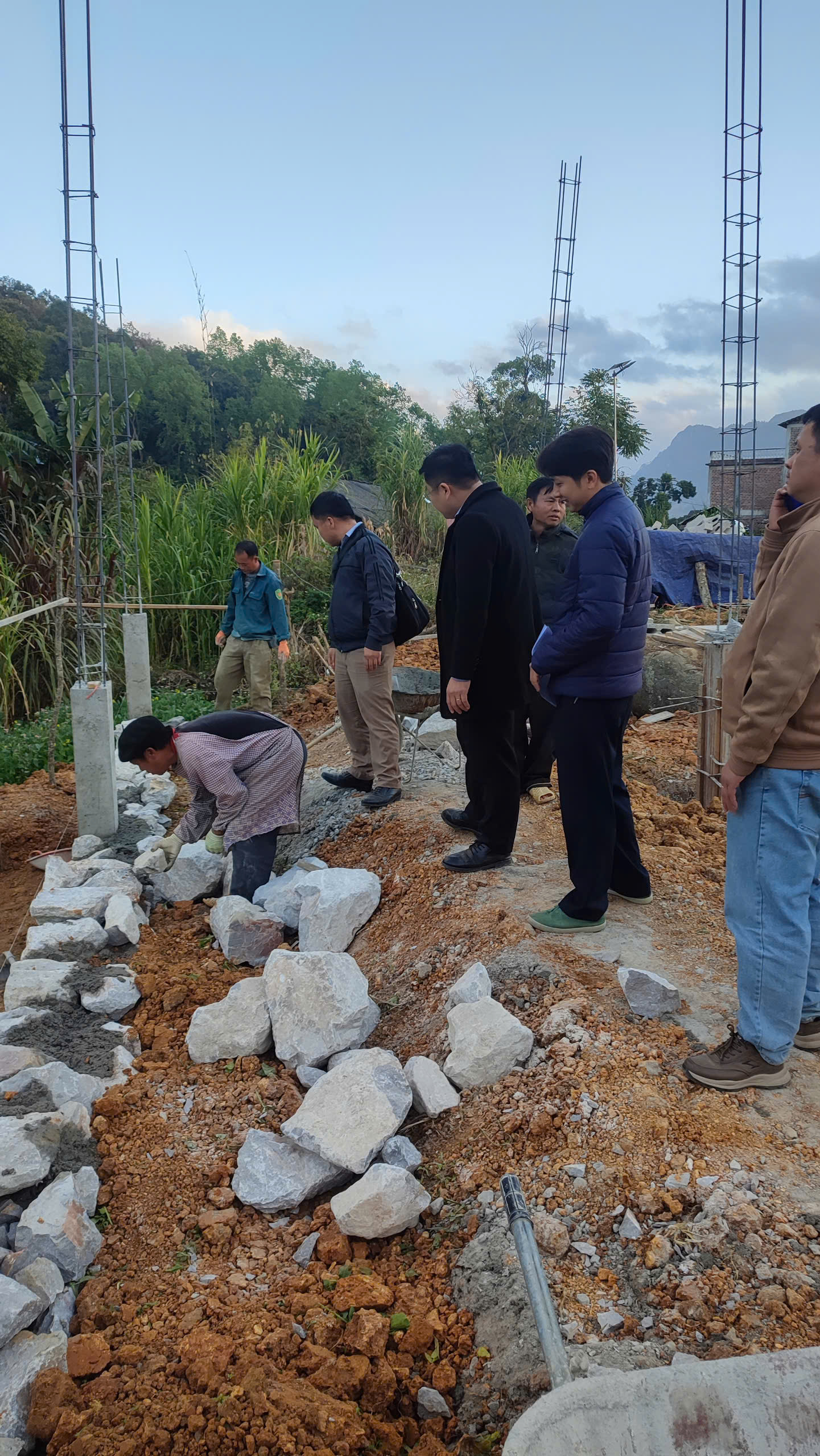 xã Lũng Cú thăm và kiểm tra tiến độ tái thiết nhà ở cho các hộ dân tại thôn Khai Hoang, Má Xí A, Má Xí B