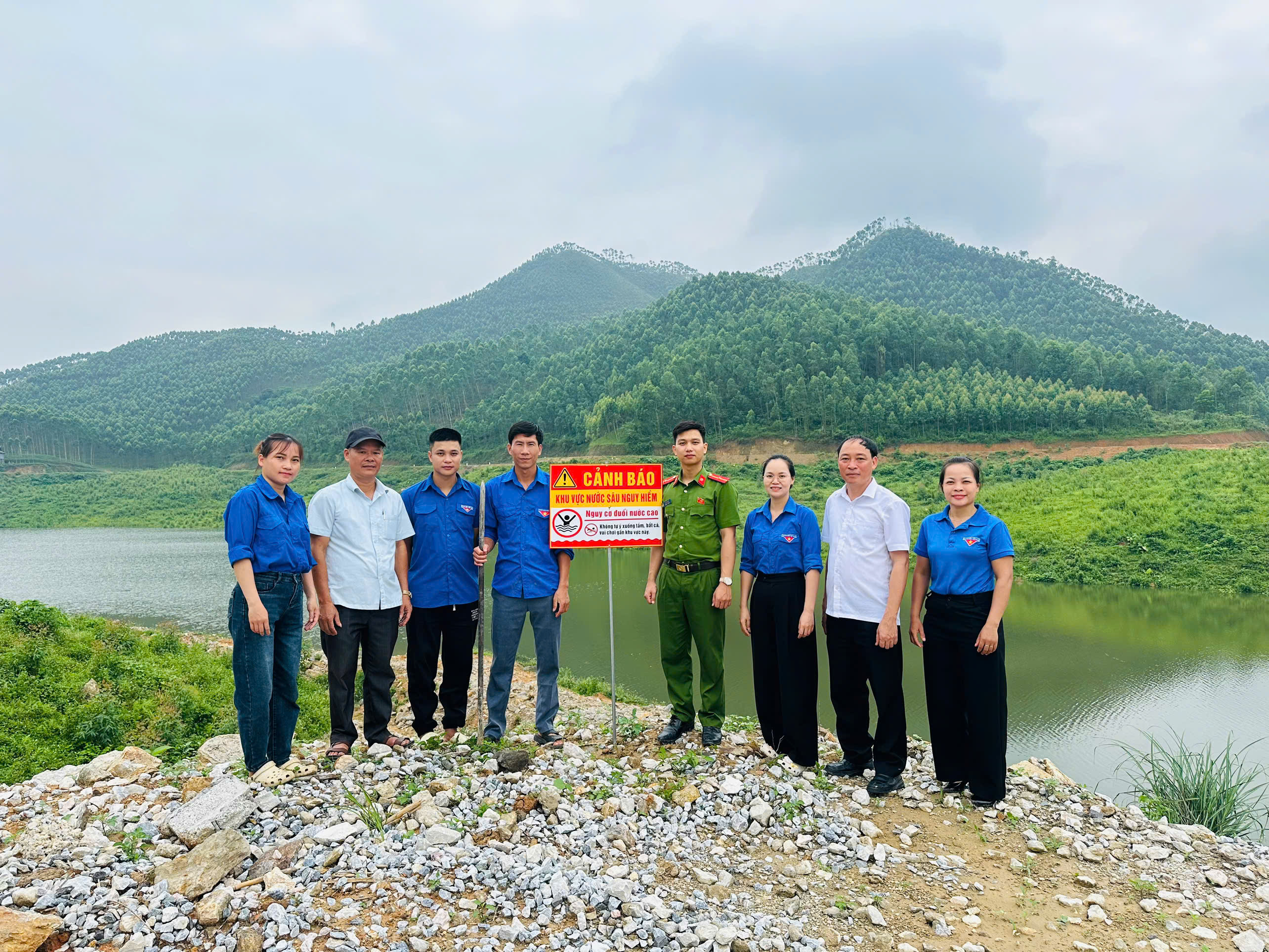 CÔNG AN XÃ TRƯỜNG SINH TUYÊN TRUYỀN, CẮM BIỂN CẢNH BÁO THỰC HIỆN CÔNG TÁC PHÒNG CHỐNG ĐUỐI NƯỚC TRONG DỊP NGHỈ HÈ TRÊN ĐỊA BÀN XÃ