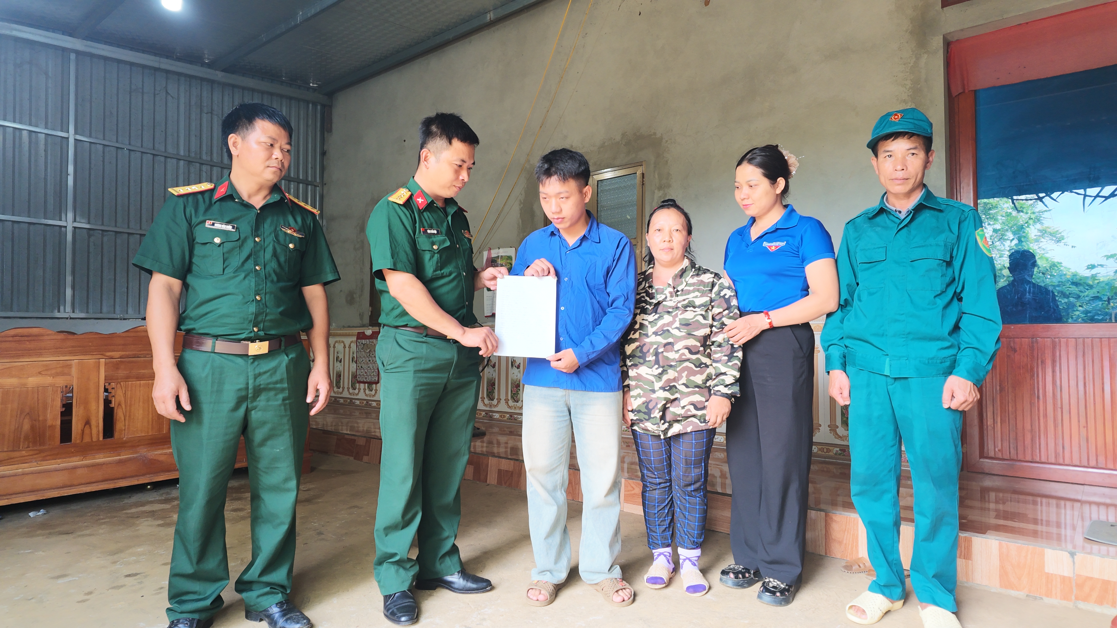Thanh niên xã Linh Hồ viết đơn tình nguyện tham gia nghĩa vụ quân sự năm 2027