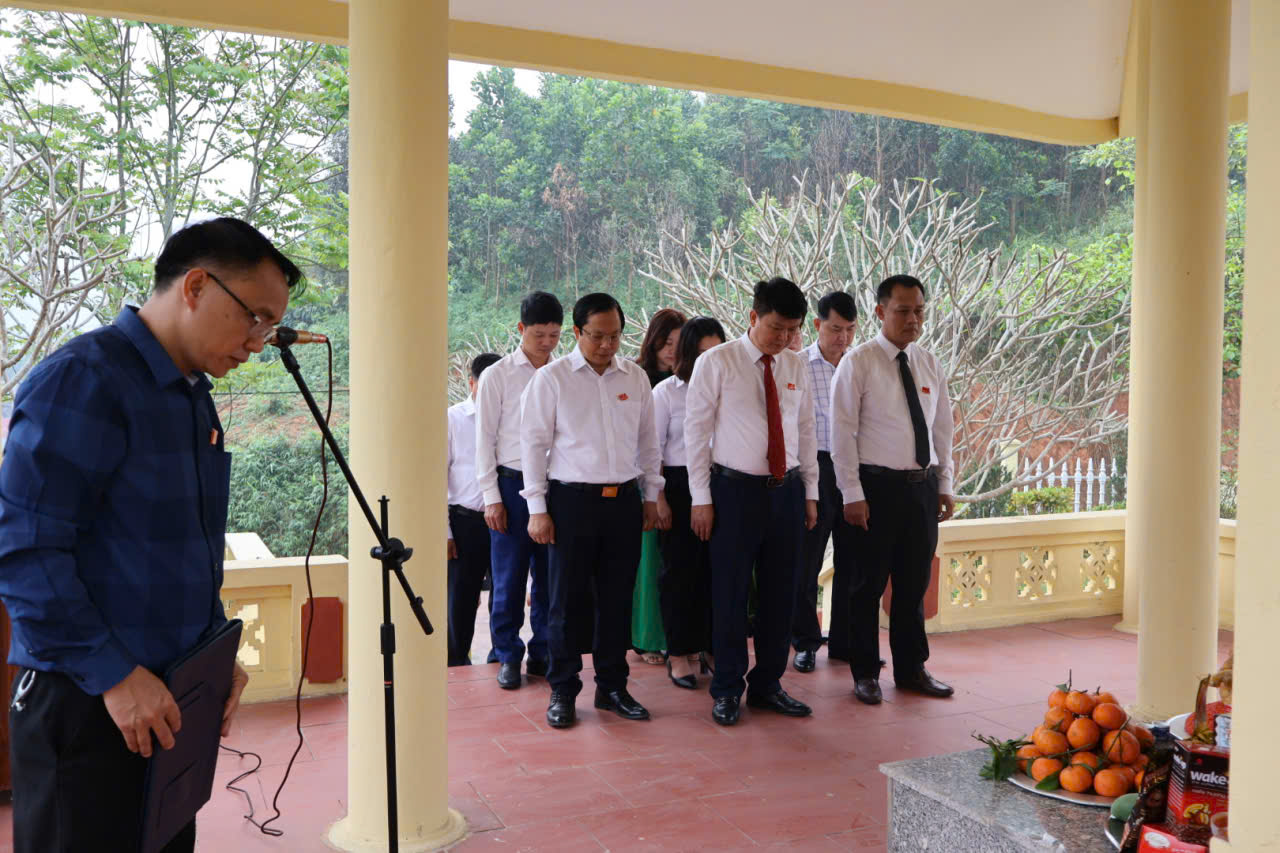 Viếng liệt sỹ6.jpg