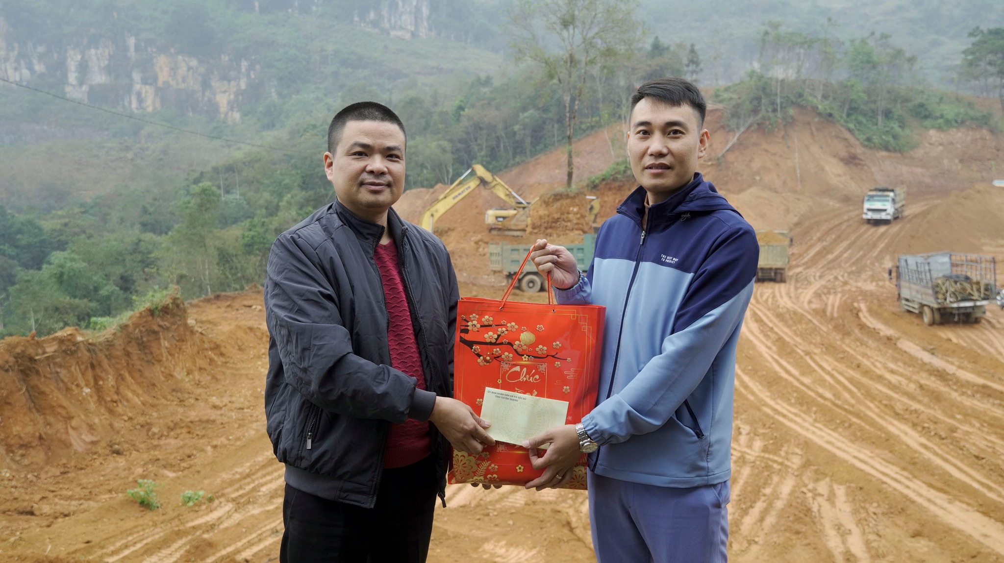 tặng quà các công trình trọng điểm (2).jpg