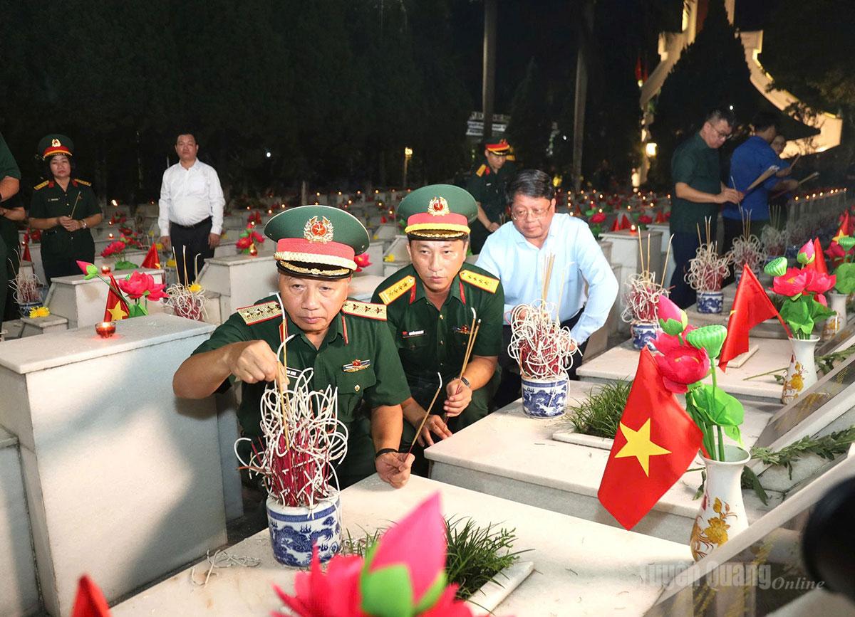 Lễ thắp nến tri ân và chương trình nghệ thuật "Tiếp nối huyền thoại - Khát vọng non sông" tại Nghĩa trang Liệt sĩ Quốc gia Vị Xuyên.