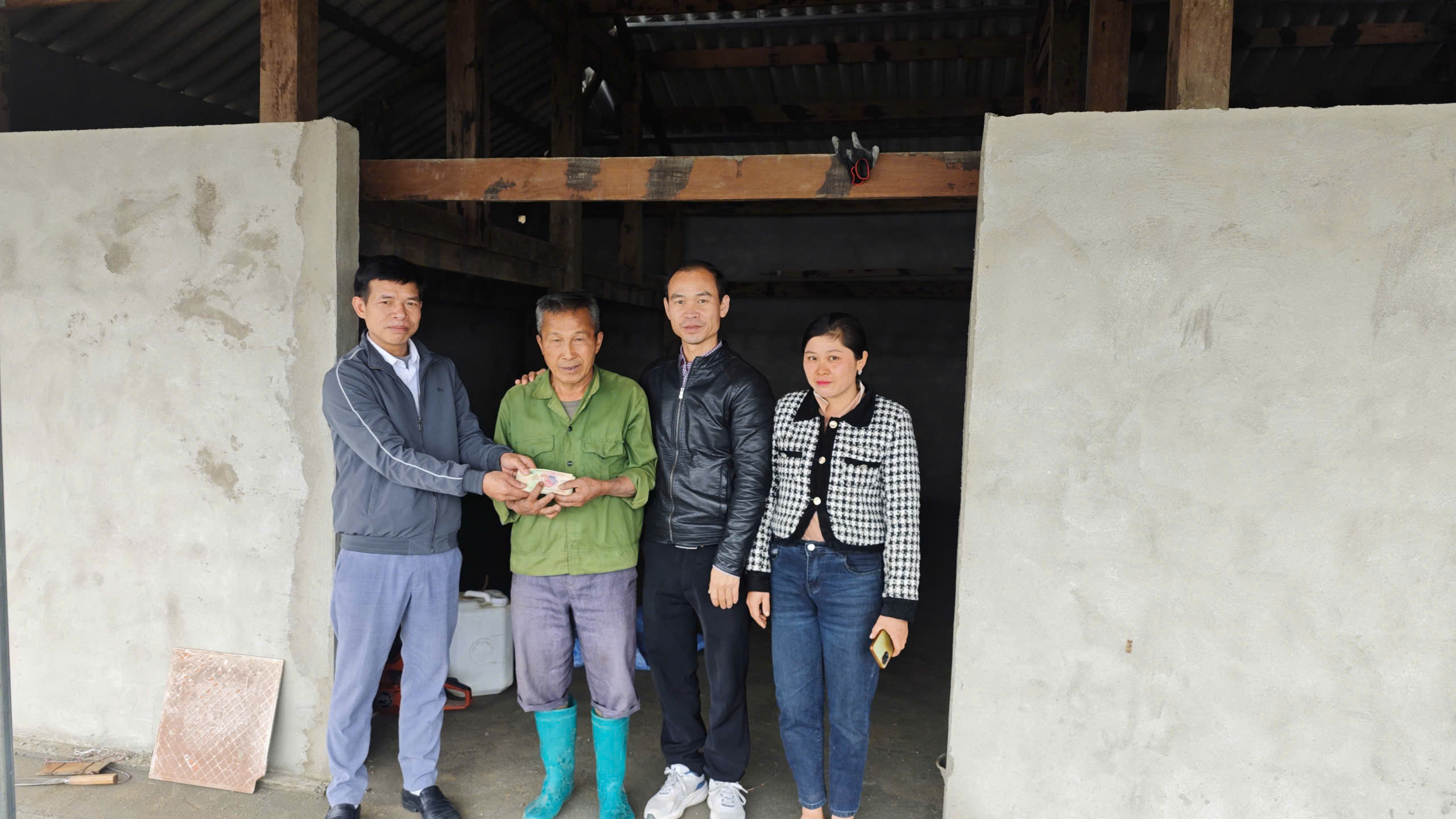 UBND Xã Khuôn Lùng hỗ trợ di dời khẩn cấp 02 hộ dân thôn Đại Thắng nằm trong vùng có nguy cơ sạt lở