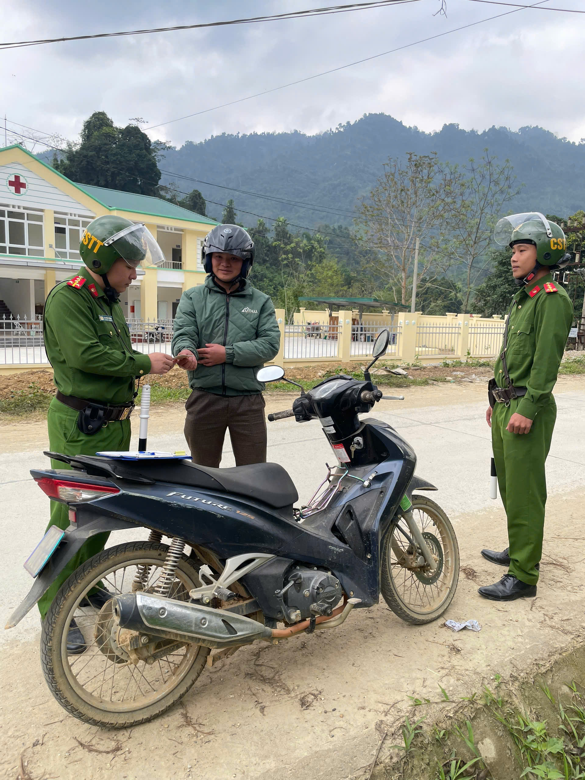 CÔNG AN XÃ YÊN LẬP TĂNG CƯỜNG TUẦN TRA, KIỂM SOÁT, XỬ LÝ VI PHẠM TRONG LĨNH VỰC TRẬT TỰ AN TOÀN GIAO THÔNG