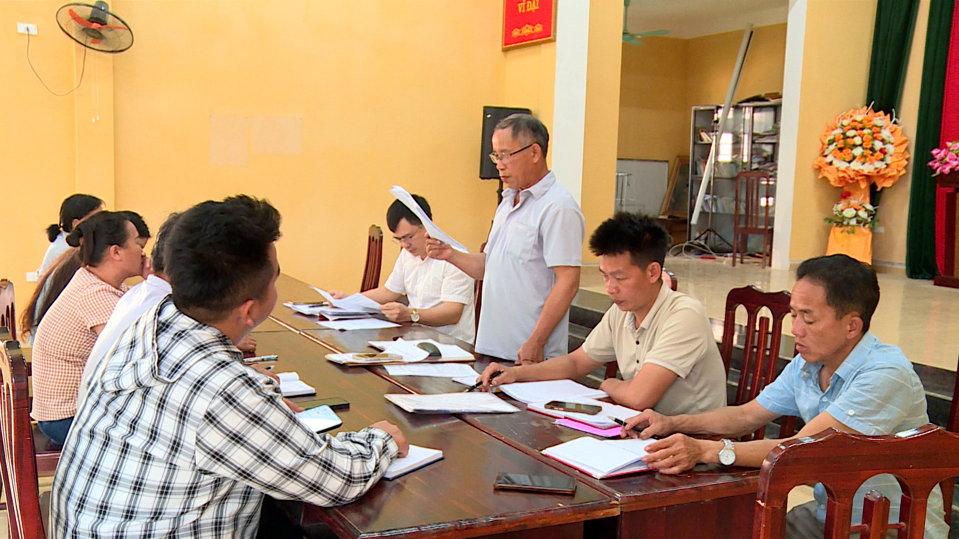 Đồng chí Bí thư Đảng ủy, Chủ tịch HĐND xã Nguyễn Thế Mạnh dự sinh hoạt thường kỳ tại Chi bộ Khau Tinh