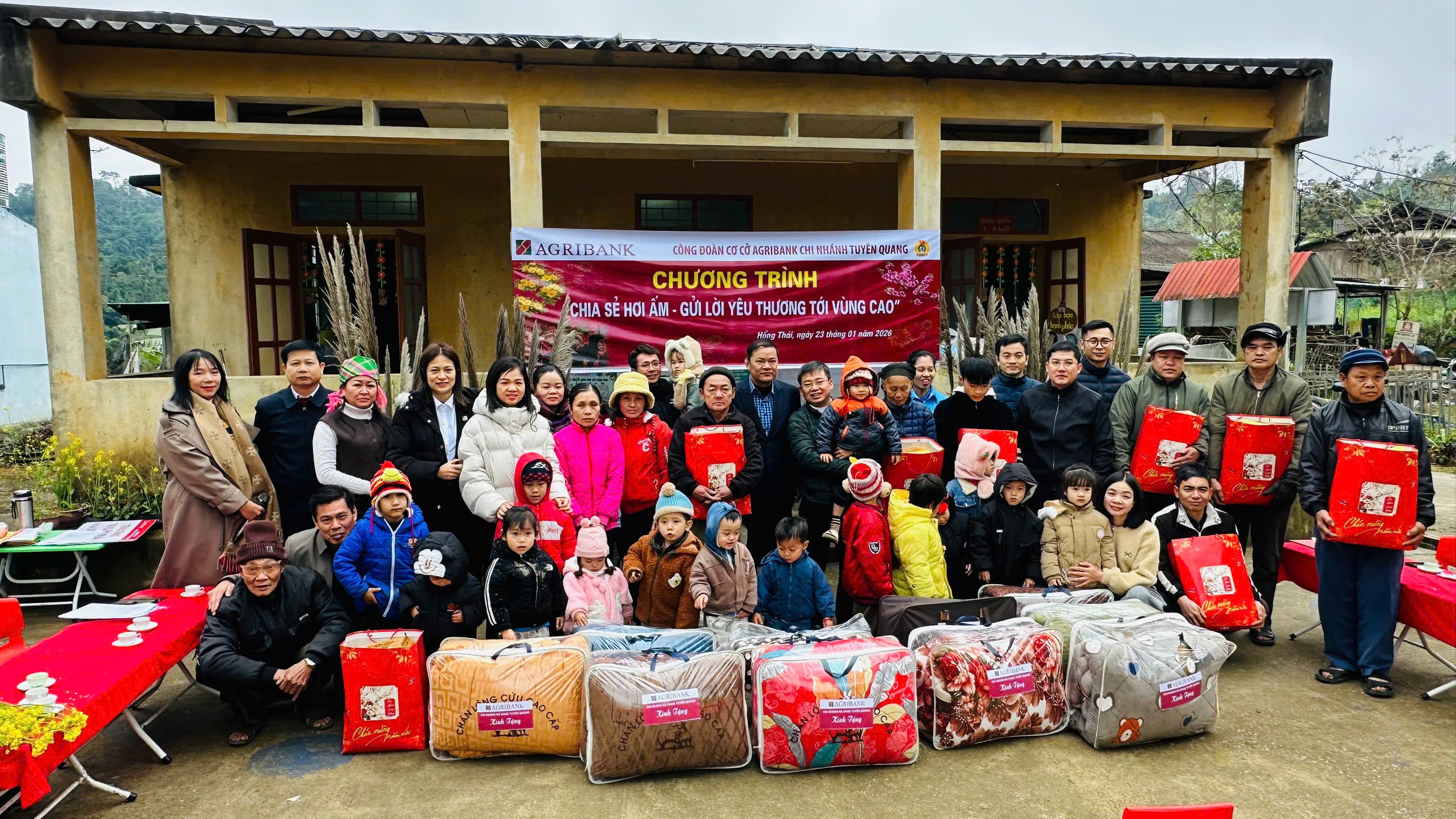 Ngân hàng Nông nghiệp và Phát triển nông thôn (Agribank) Chi nhánh Tuyên Quang trao an sinh xã hội với chủ đề: “Chia sẻ hơi ấm - Gửi lời yêu thương tới vùng cao”