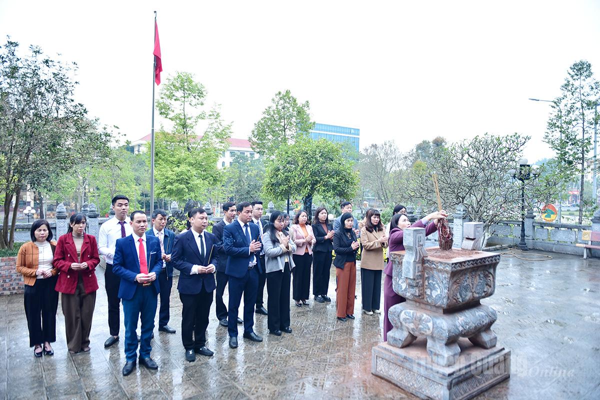 Cơ quan Đảng ủy UBND tỉnh dâng hương tưởng nhớ Chủ tịch Hồ Chí Minh nhân kỷ niệm 96 năm Ngày thành lập Đảng