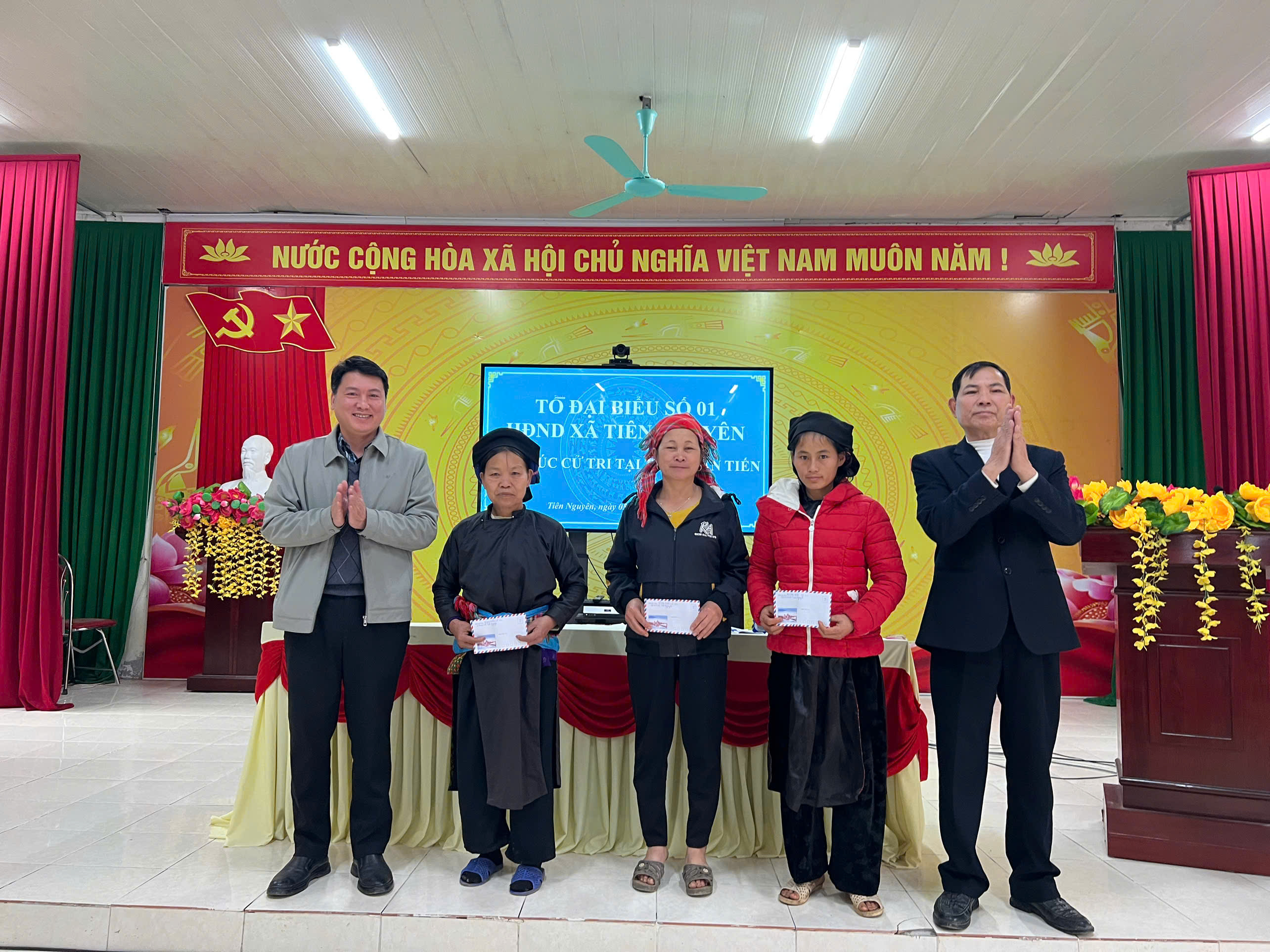 Chủ tịch UBND xã Hoàng Văn Phương tiếp xúc cử tri và dự hội nghị tổng kết thôn Tân Tiến