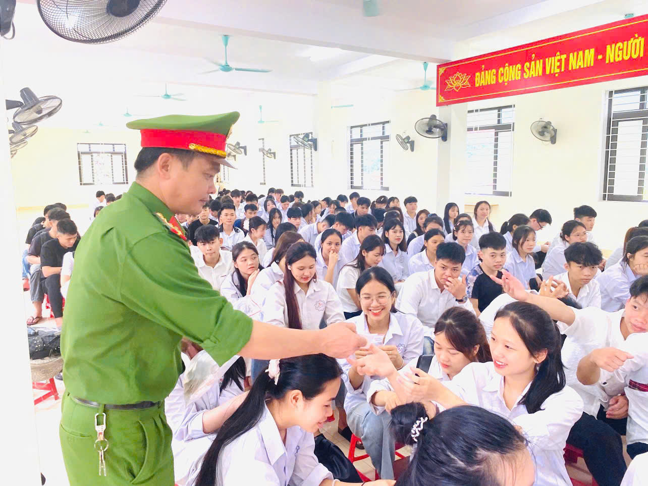 TUYÊN TRUYỀN PHÁP LUẬT VỀ TRẬT TỰ AN TOÀN GIAO THÔNG VÀ HƯỚNG DẪN KỸ NĂNG LÁI XE AN TOÀN CHO HỌC SINH
