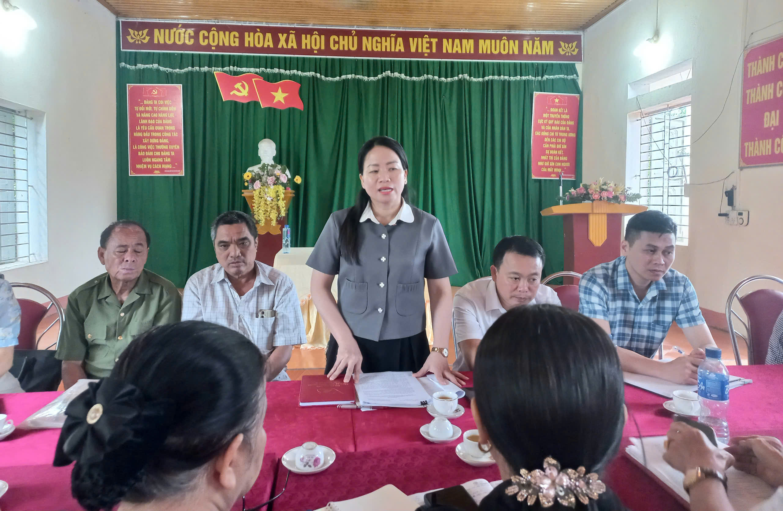 Đoàn công tác Ủy ban MTTQ Việt Nam tỉnh Tuyên Quang làm việc tại thôn 26.