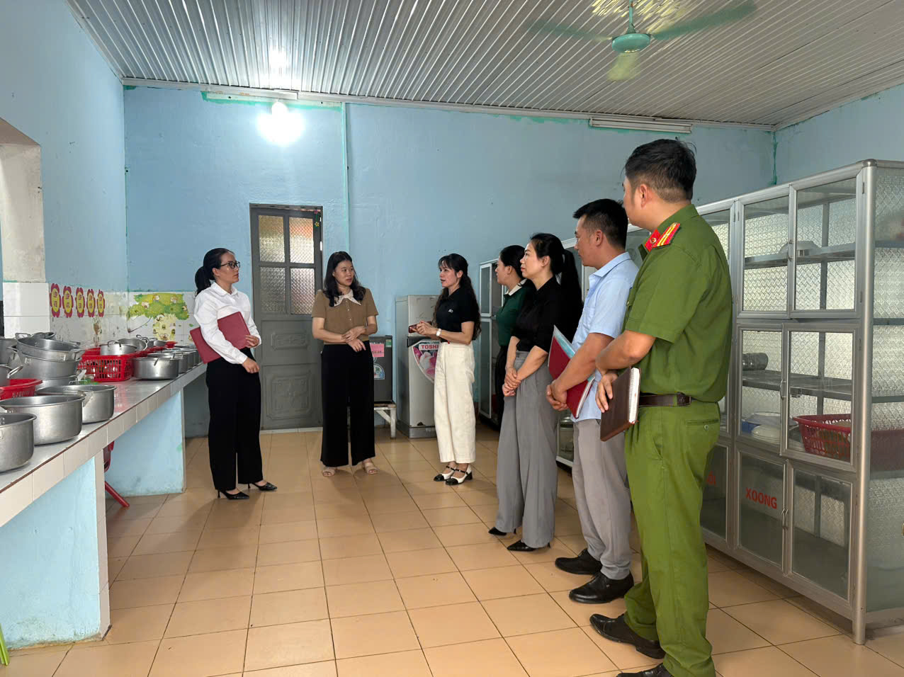 Ủy ban nhân dân xã Vĩnh Tuy kiểm tra đột xuất công tác bảo đảm an toàn thực phẩm tại các bếp ăn trường học