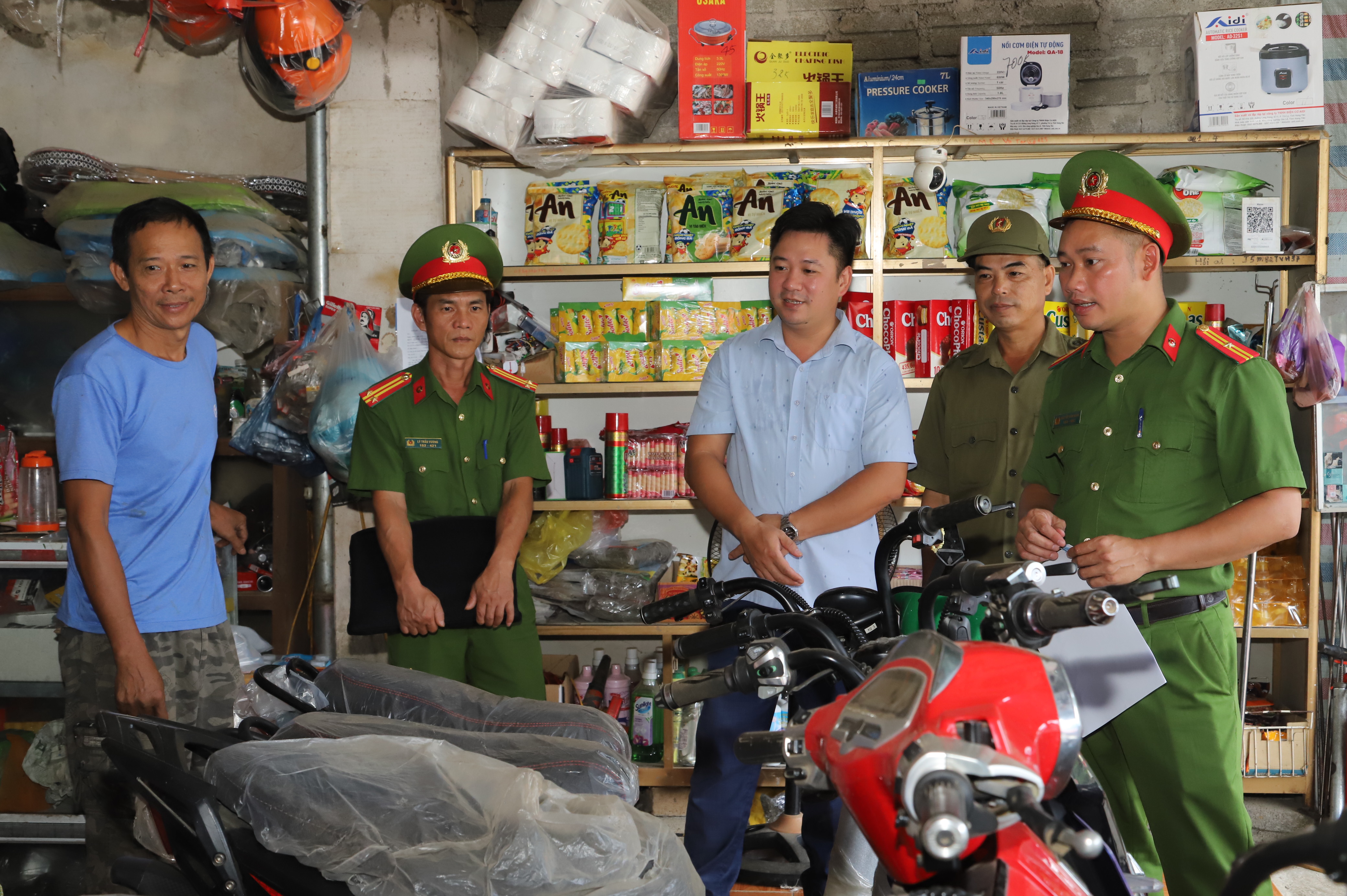 Xã Liên Hiệp tăng cường kiểm tra, hướng dẫn bảo đảm an toàn phòng cháy, chữa cháy đối với các cơ sở kinh doanh, sửa chữa xe điện
