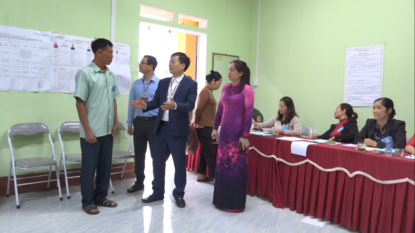 Phó Trưởng ban Thường trực Ban Tuyên giáo và Dân vận Tỉnh ủy Nguyễn Lam Sơn kiểm tra bầu cử tại một số khu vực bầu cử trong xã