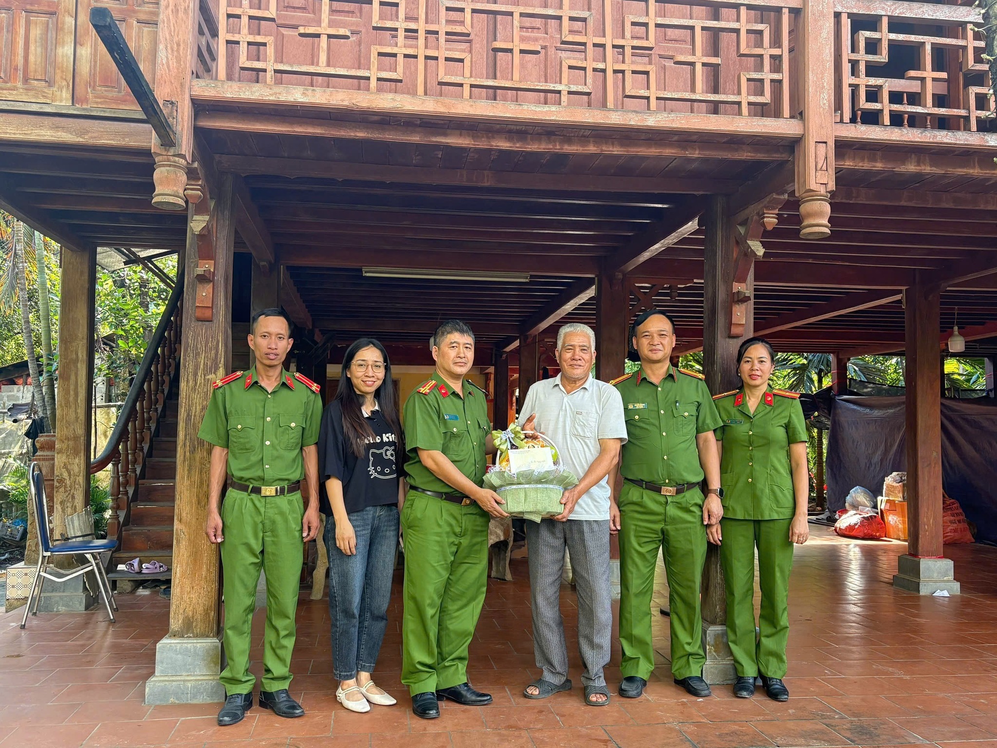 Phòng Cảnh sát điều tra tội phạm về ma túy Công an tỉnh tri ân các gia đình thương binh, liệt sỹ nhân ngày 27/7