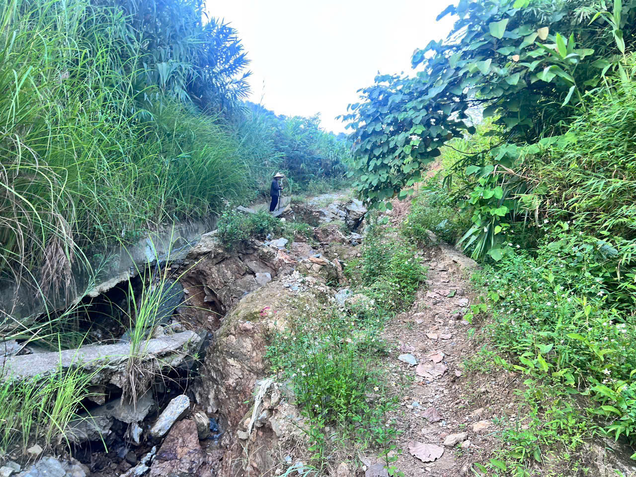 Khẩn trương khắc phục hạ tầng giao thông sau thiên tai trên địa bàn xã Việt Lâm