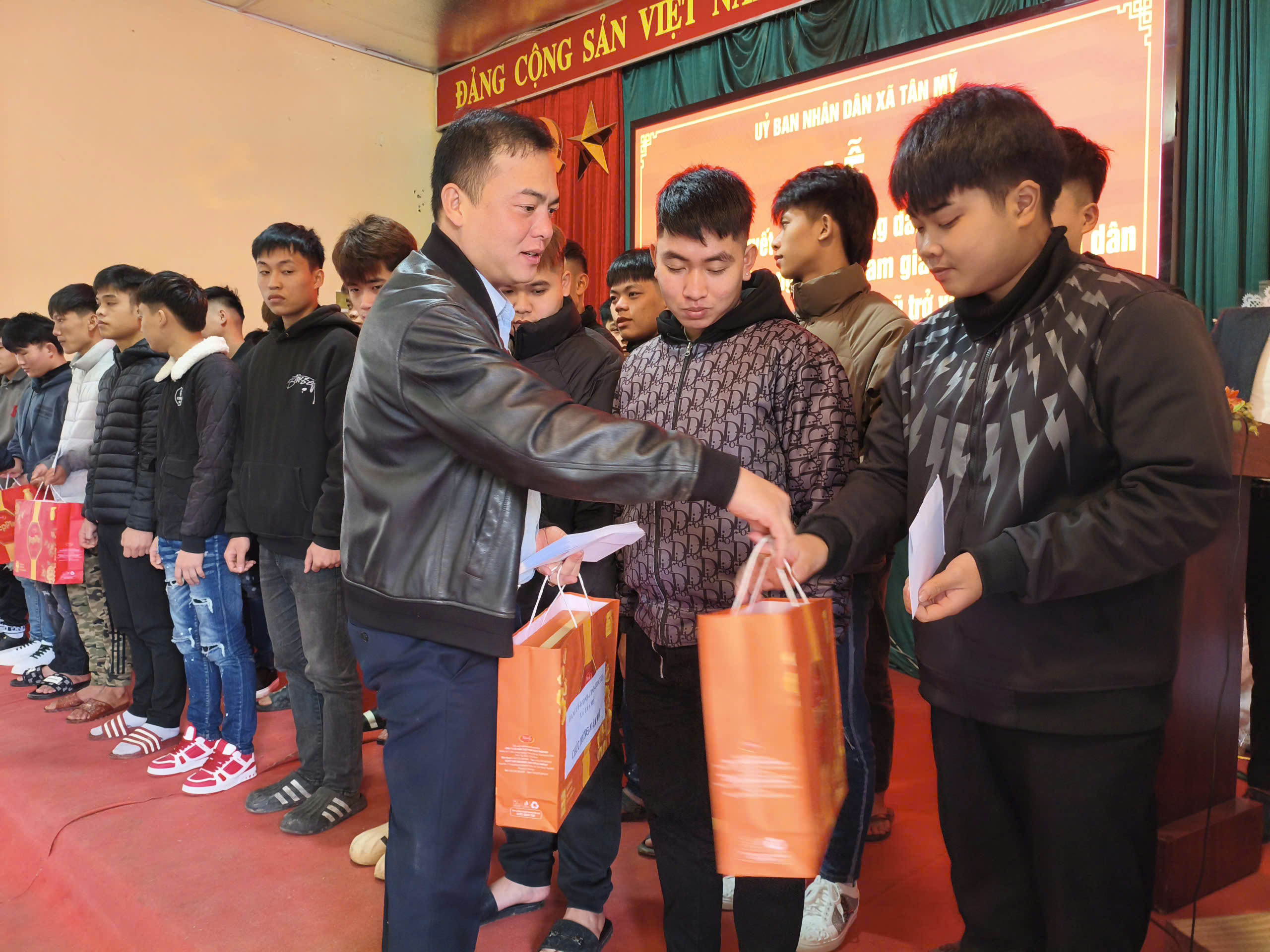 XÃ TÂN MỸ HOÀN THÀNH TRAO QUÀ TẾT CHO CÁC ĐỐI TƯỢNG CHÍNH SÁCH, NGƯỜI CÓ CÔNG