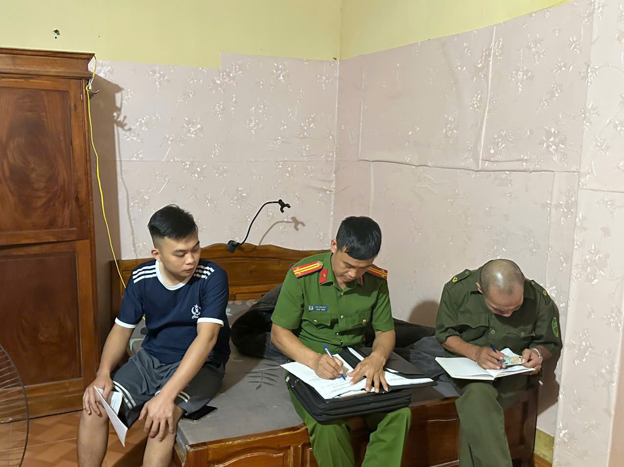 CÔNG AN PHƯỜNG NÔNG TIẾN KIỂM TRA CƯ TRÚ, TUYÊN TRUYỀN QUY ĐỊNH MỚI VỀ XỬ PHẠT VI PHẠM HÀNH CHÍNH
