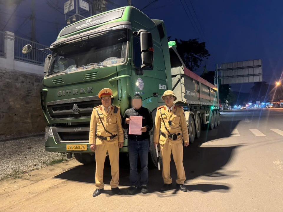 LIÊN TIẾP PHÁT HIỆN TÀI XẾ SỬ DỤNG MA TÚY XONG VẪN VÔ TƯ… LÁI Ô TÔ LƯU THÔNG TRÊN ĐƯỜNG