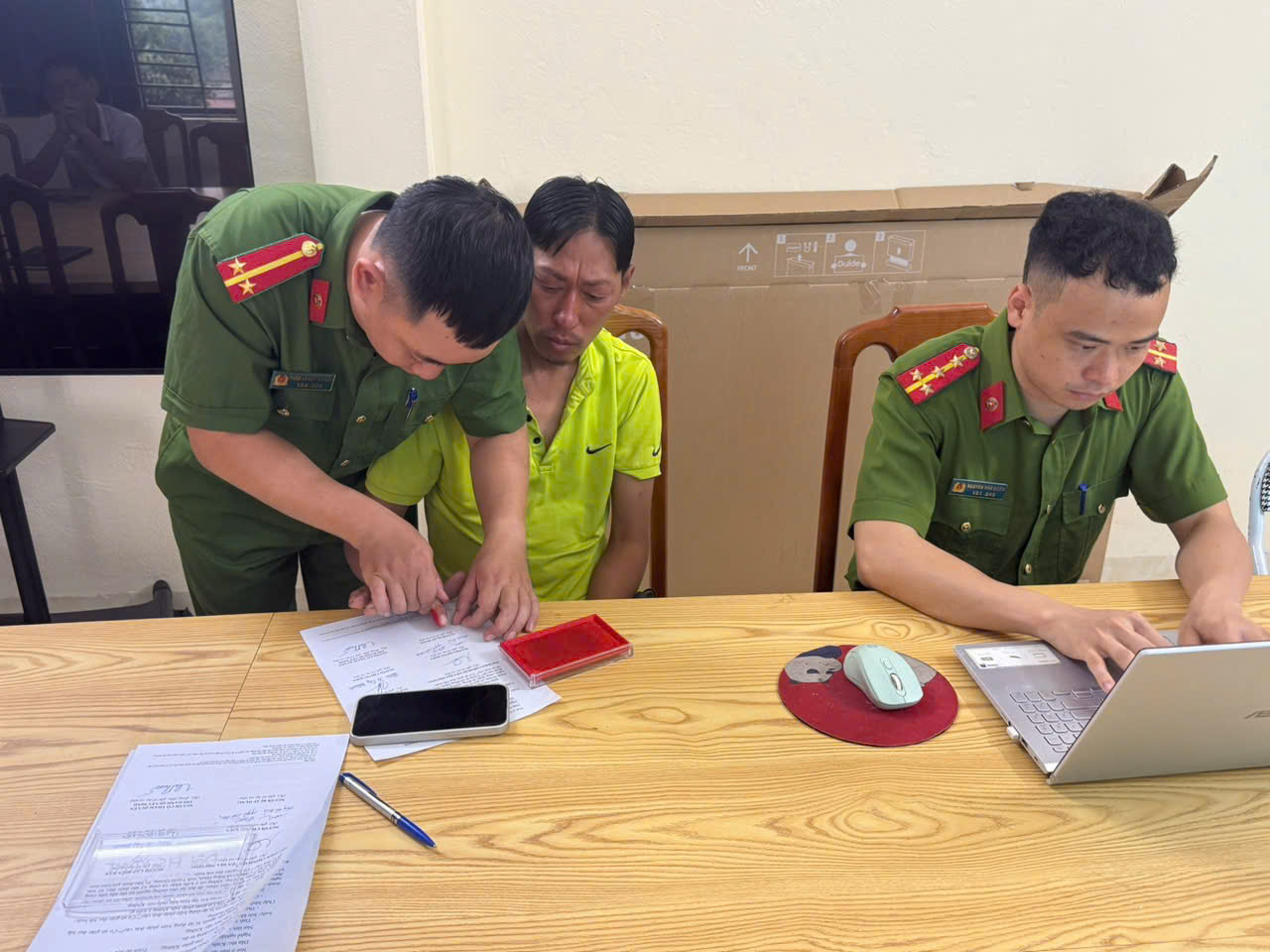 CÔNG AN XÃ BẰNG HÀNH ĐƯA ĐỐI TƯỢNG ĐI CƠ SỞ GIÁO DỤC BẮT BUỘC