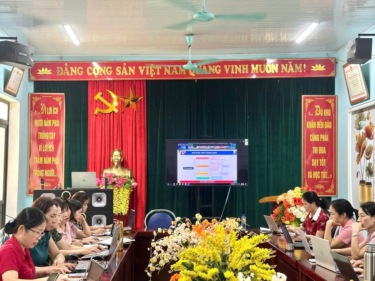 Trường Tiểu học Vĩnh Tuy hoàn thành tập huấn sử dụng phần mềm học bạ số năm học 2025 – 2026