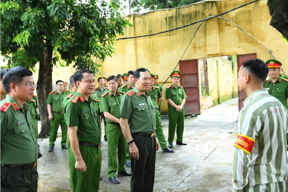 THỨ TRƯỞNG LÊ VĂN TUYẾN THĂM, KIỂM TRA CÔNG TÁC TẠI TRẠI GIAM XUÂN NGUYÊN VÀ TRẠI TẠM GIAM SỐ 2 CÔNG AN TP HẢI PHÒNG