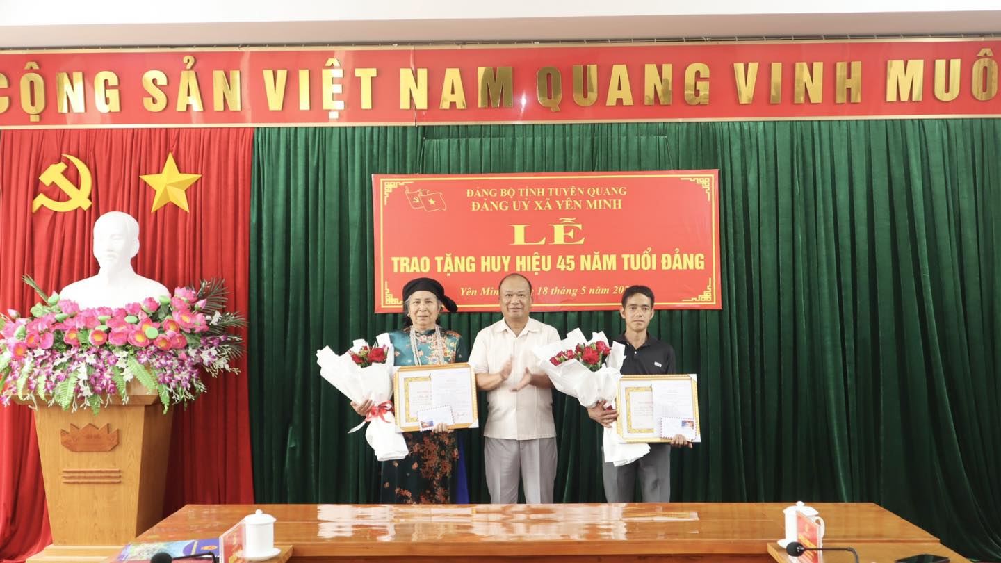 LỄ TRAO TẶNG HUY HIỆU 45 NĂM TUỔI ĐẢNG
