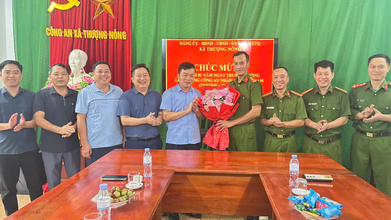 Lãnh đạo xã Thượng Nông thăm, chúc mừng lực lượng Công an xã nhân kỷ niệm Ngày truyền thống Công an nhân dân