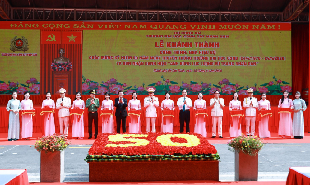 TRƯỜNG ĐẠI HỌC CẢNH SÁT NHÂN DÂN ĐÓN NHẬN DANH HIỆU ANH HÙNG LỰC LƯỢNG VŨ TRANG NHÂN DÂN