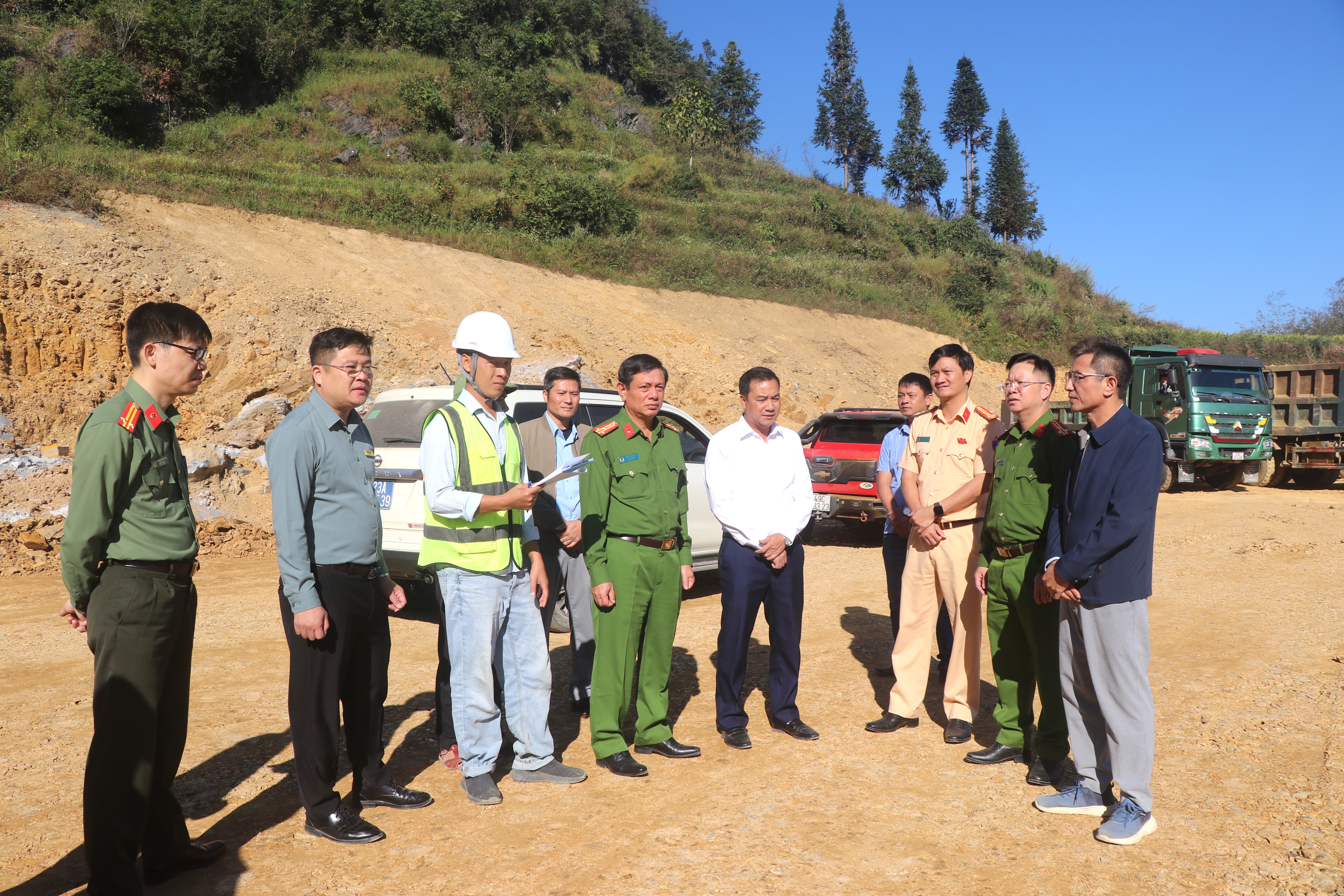 ĐẠI TÁ ĐỖ TIẾN DŨNG KIỂM TRA TIẾN ĐỘ XÂY DỰNG TRƯỜNG NỘI TRÚ LIÊN CẤP TẠI LŨNG CÚ