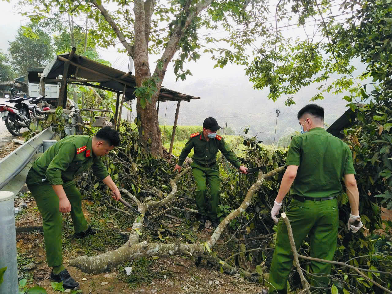 CÔNG AN XÃ MINH NGỌC KỊP THỜI HỖ TRỢ NGƯỜI DÂN KHẮC PHỤC HẬU QUẢ THIÊN TAI